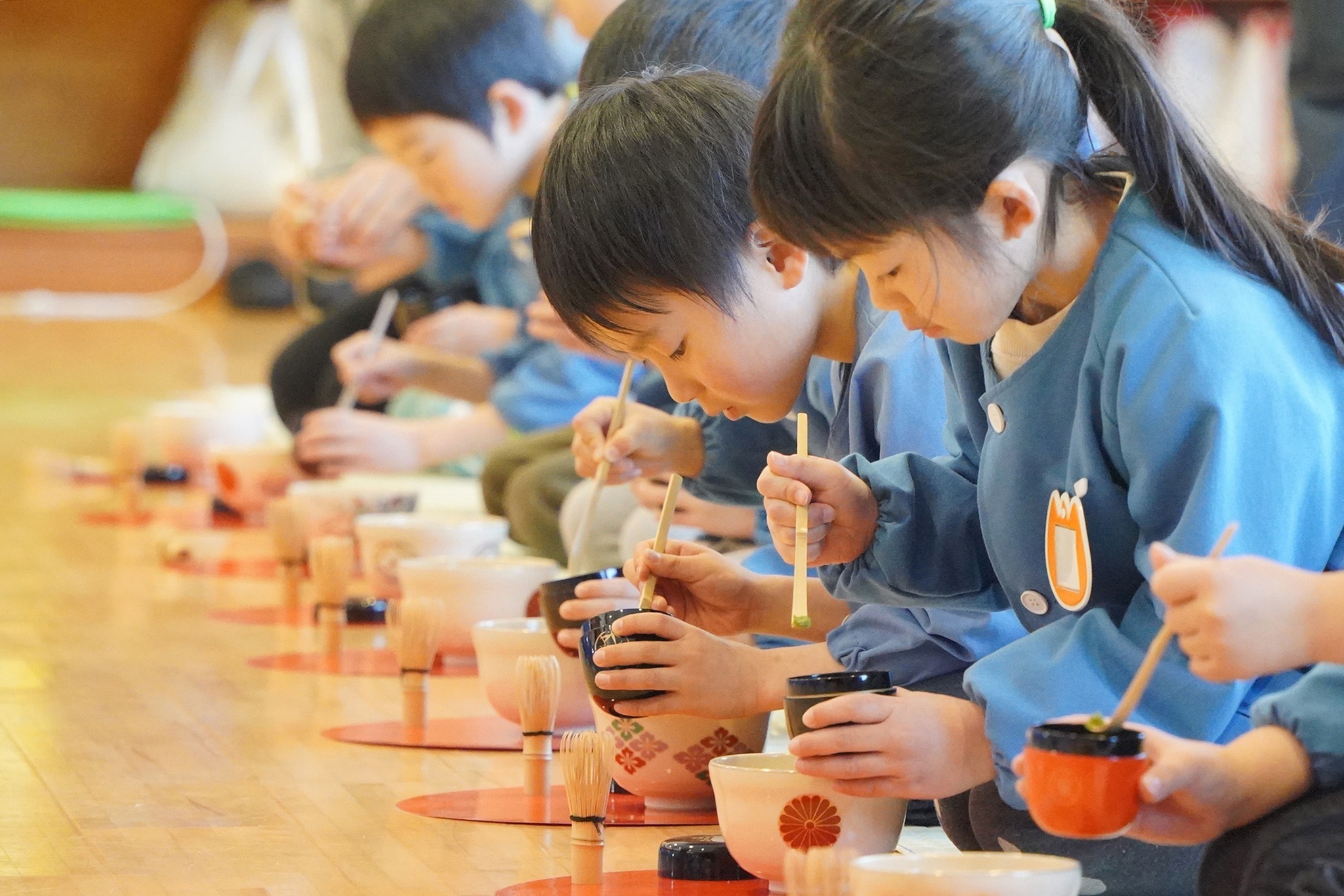 さくら保育園の年長園児が年中園児にお茶を点てました