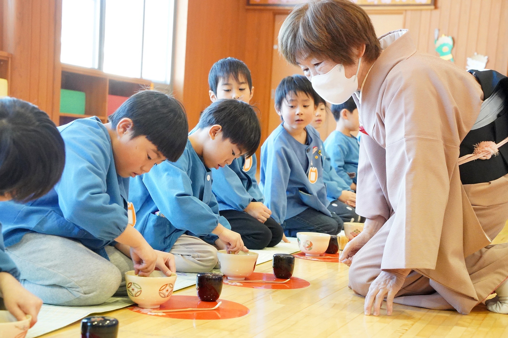 さくら保育園の年長園児が年中園児にお茶を点てました