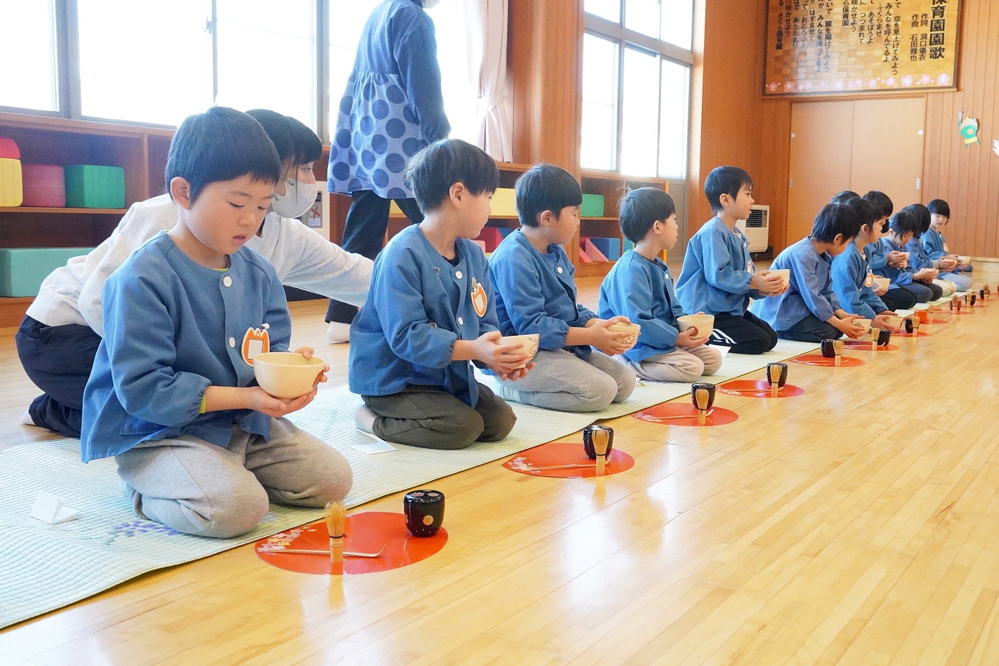 さくら保育園の年長園児が年中園児にお茶を点てました