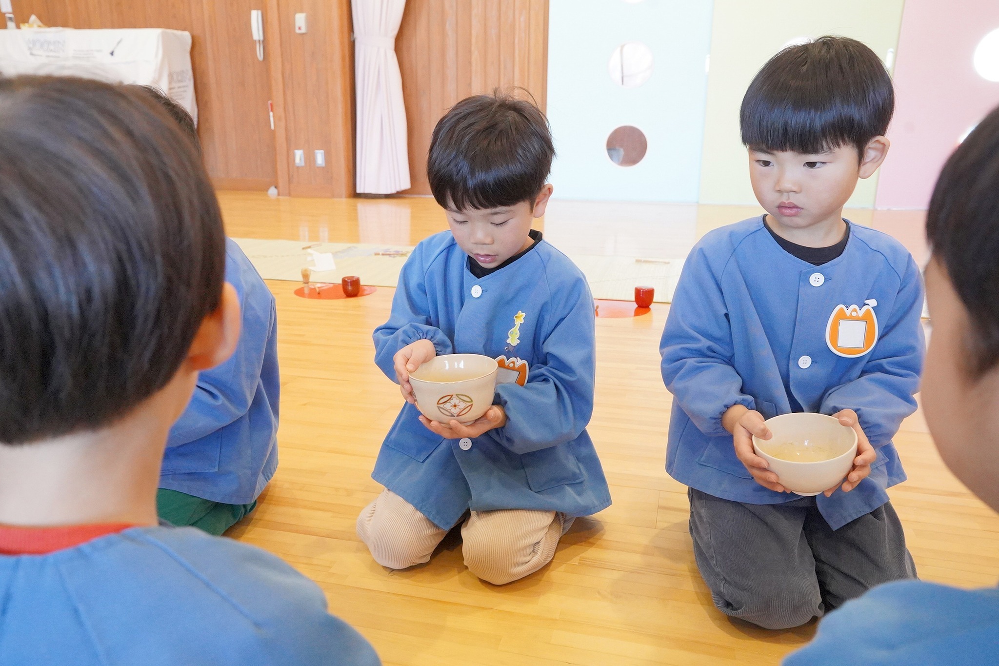 さくら保育園の年長園児が年中園児にお茶を点てました