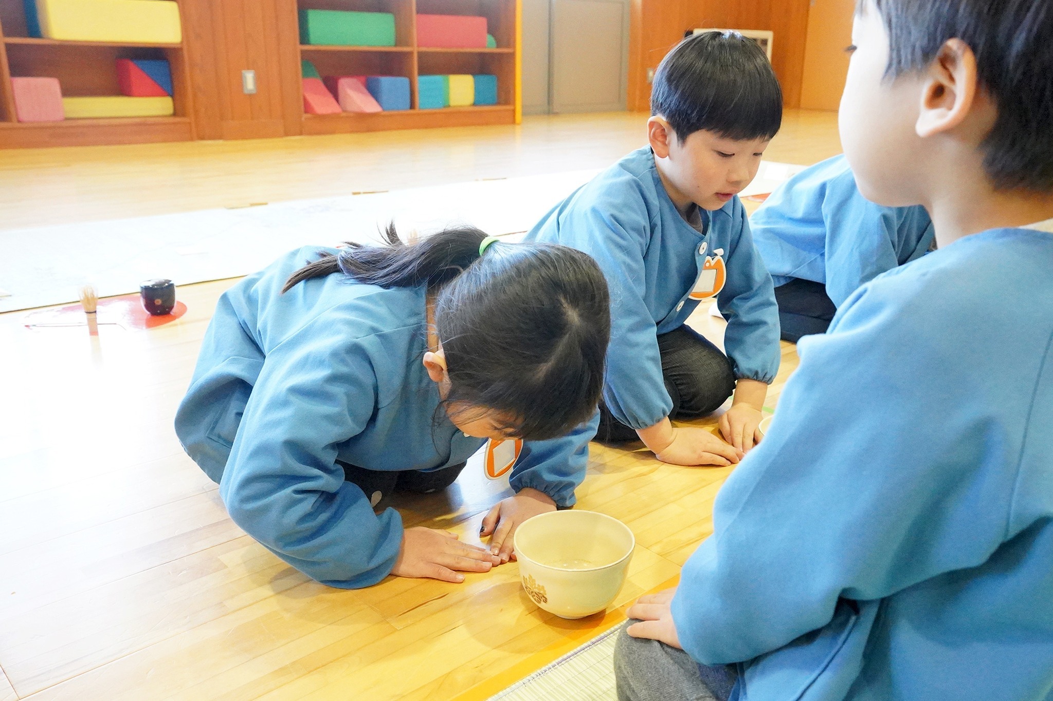 さくら保育園の年長園児が年中園児にお茶を点てました