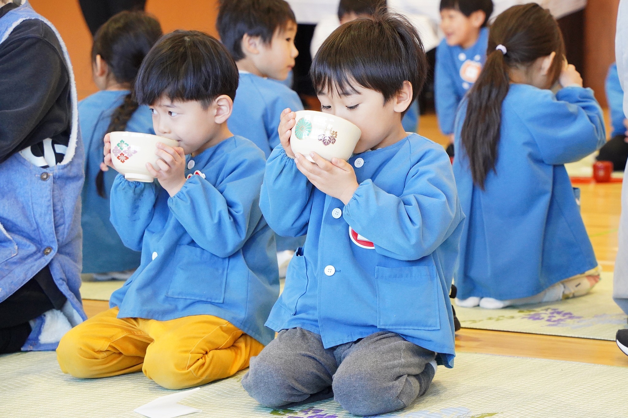 さくら保育園の年長園児が年中園児にお茶を点てました