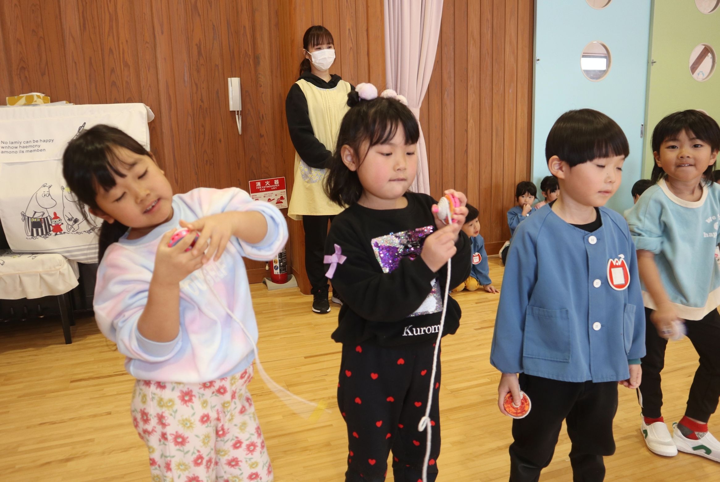 園児たちが昔遊びの「こま・けん玉大会」を楽しみました