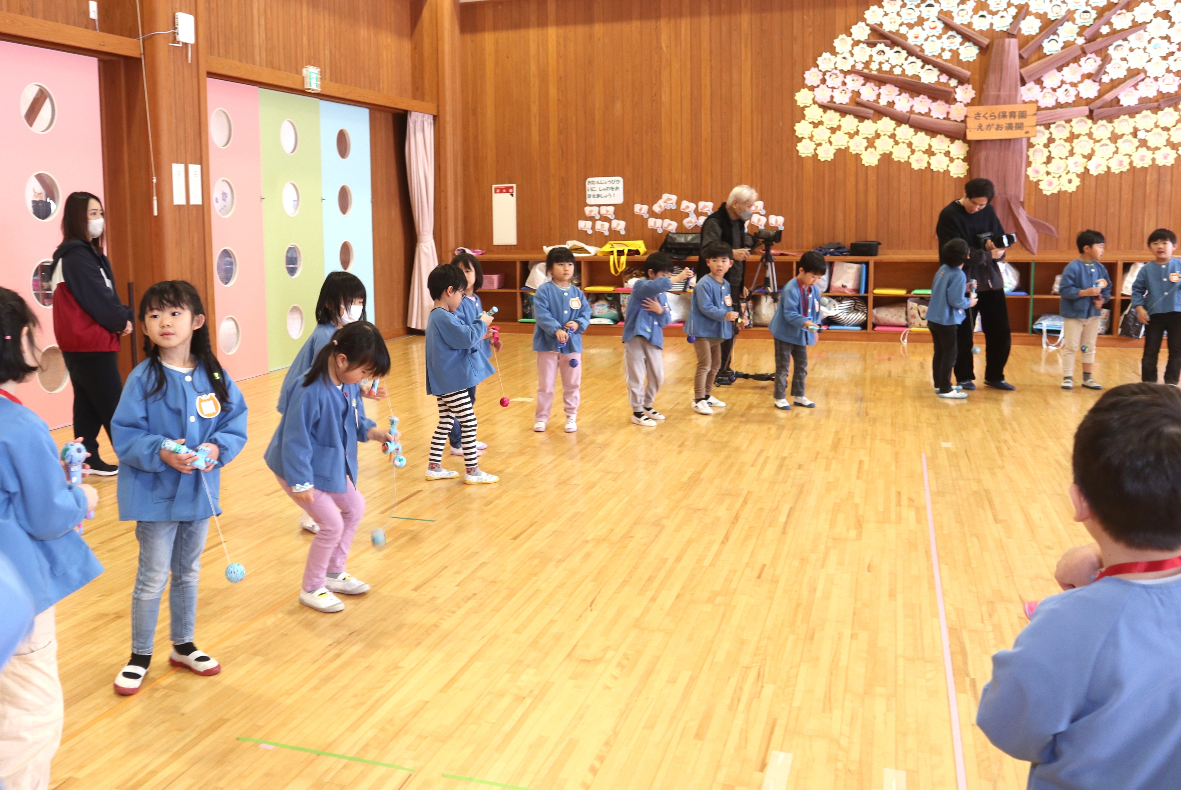 園児たちが昔遊びの「こま・けん玉大会」を楽しみました