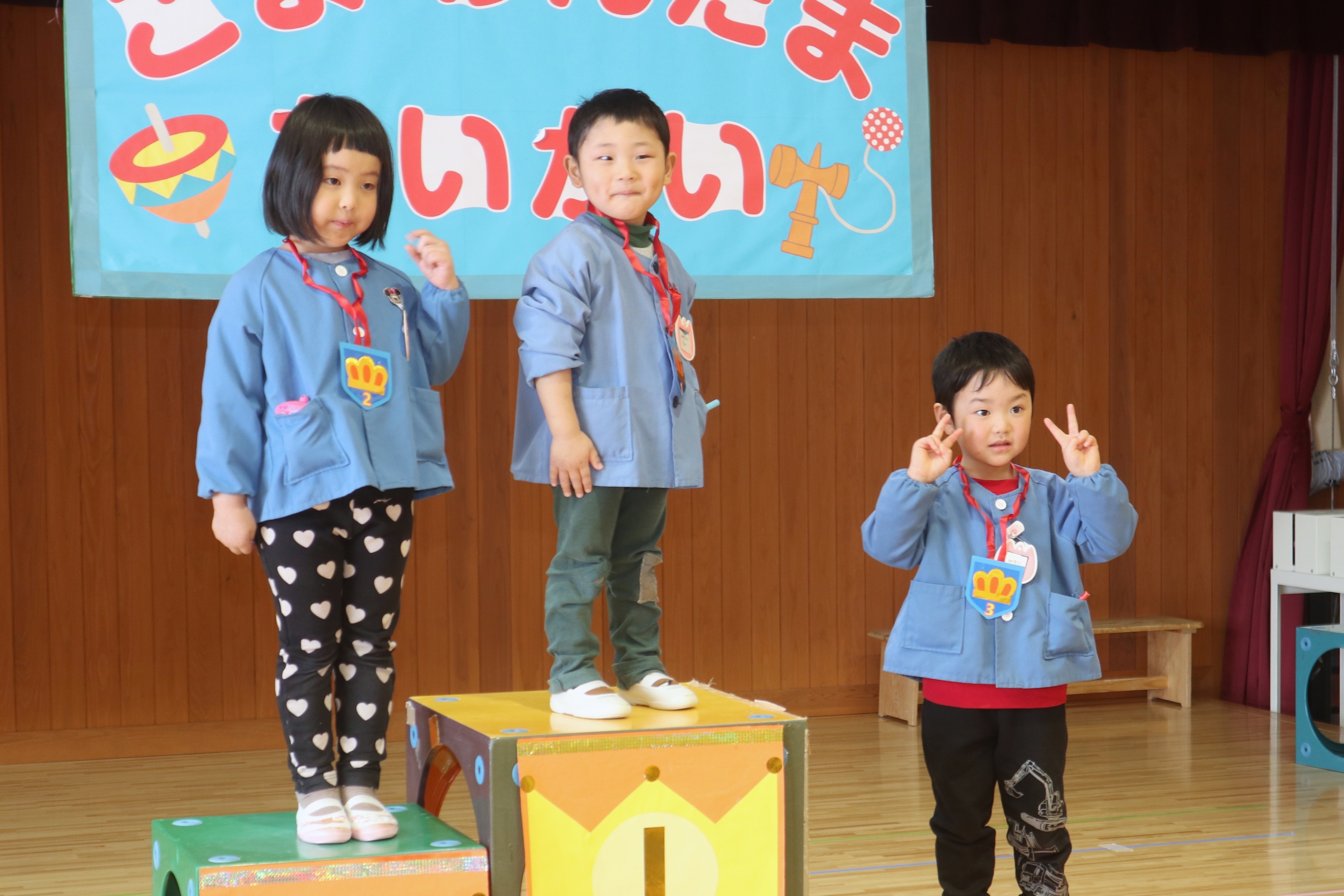 園児たちが昔遊びの「こま・けん玉大会」を楽しみました