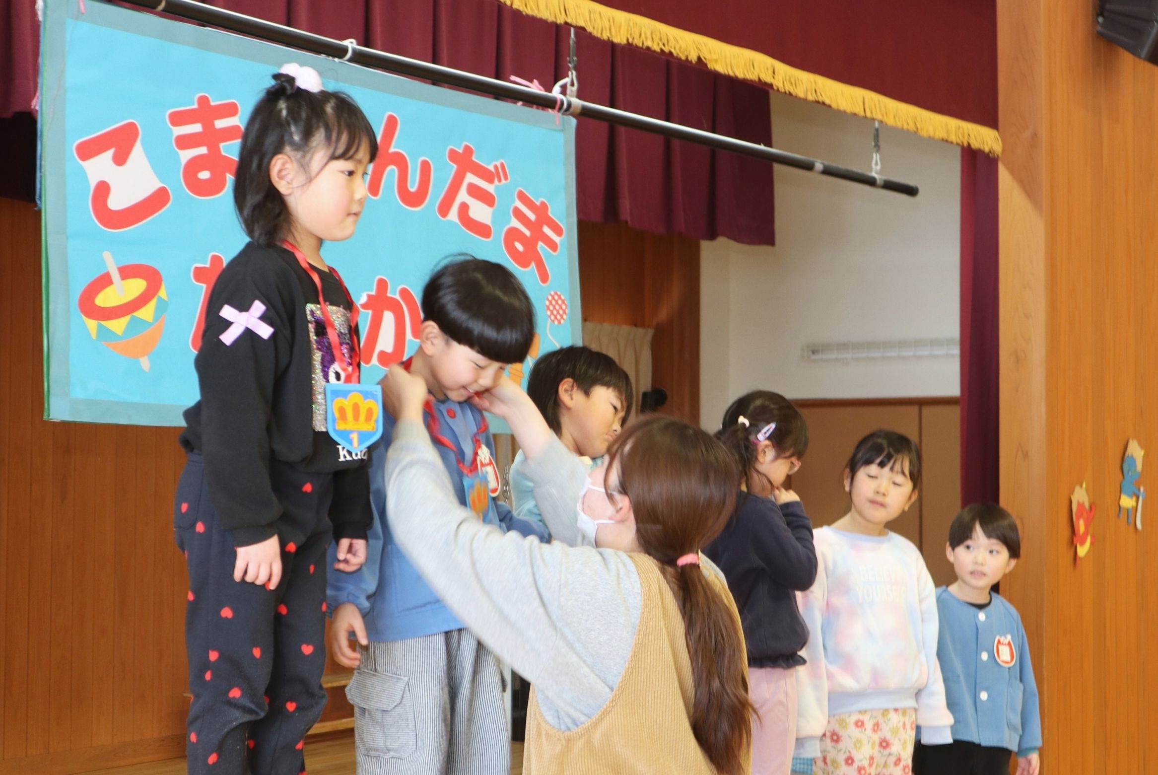 園児たちが昔遊びの「こま・けん玉大会」を楽しみました