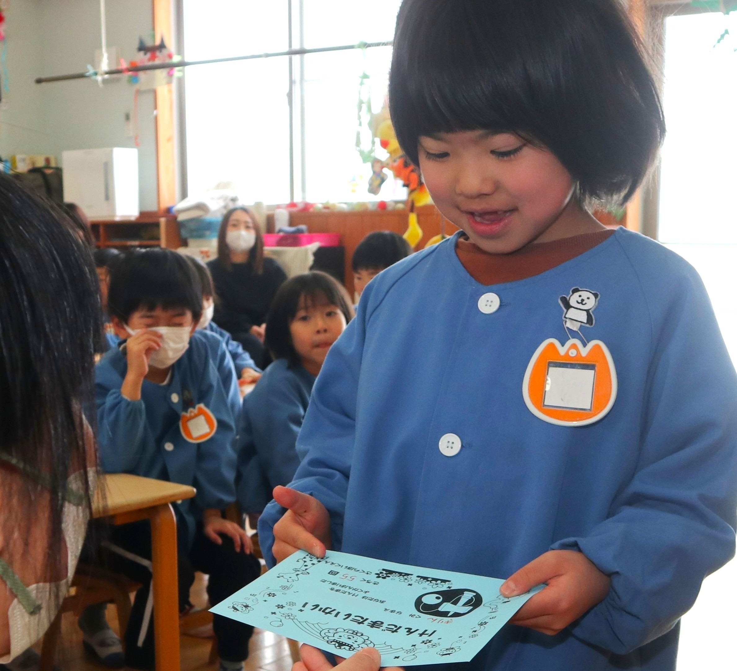 園児たちが昔遊びの「こま・けん玉大会」を楽しみました