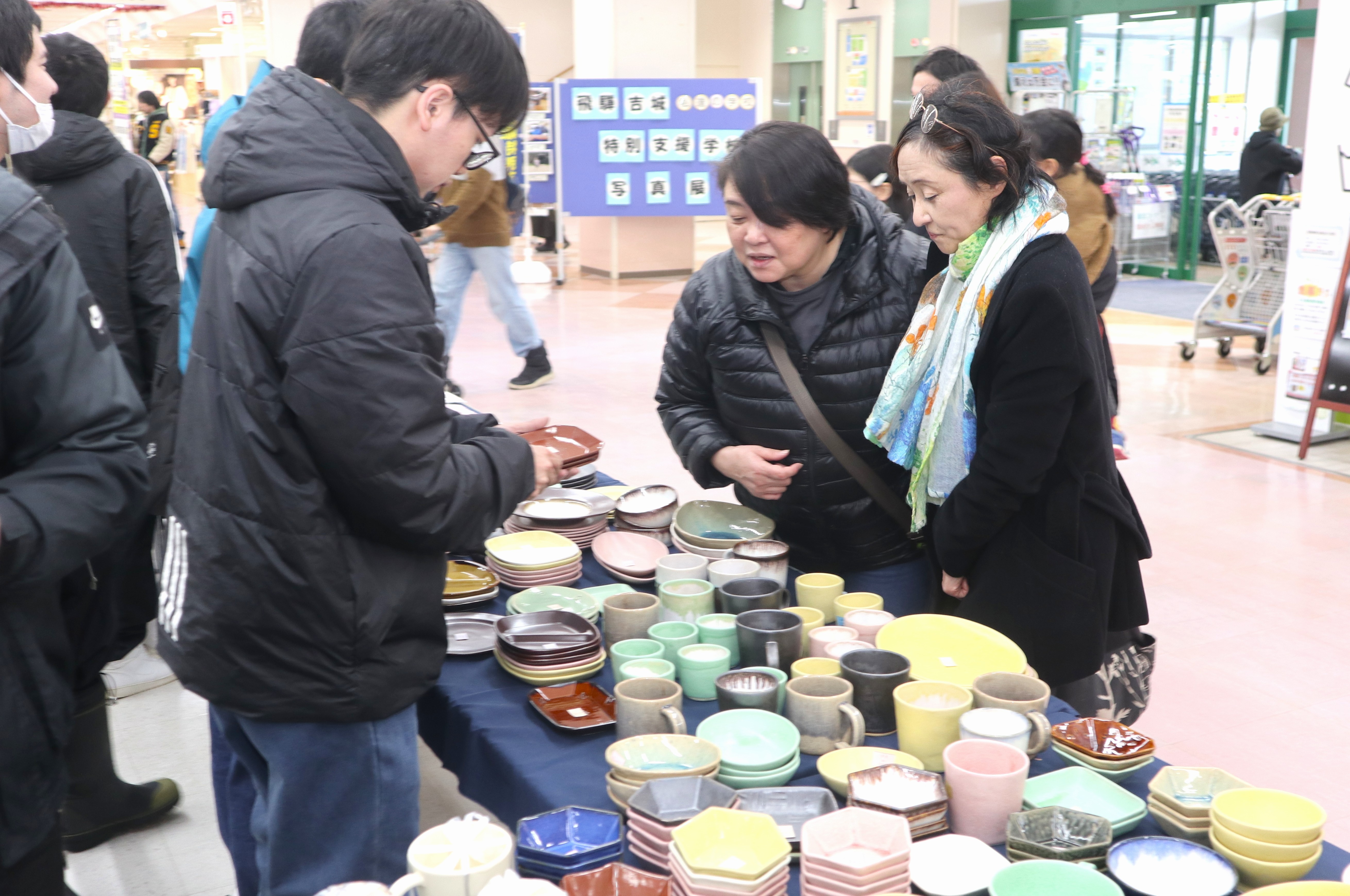飛騨吉城特別支援学校が作業製品販売会「でこなるマルシェ」を開催