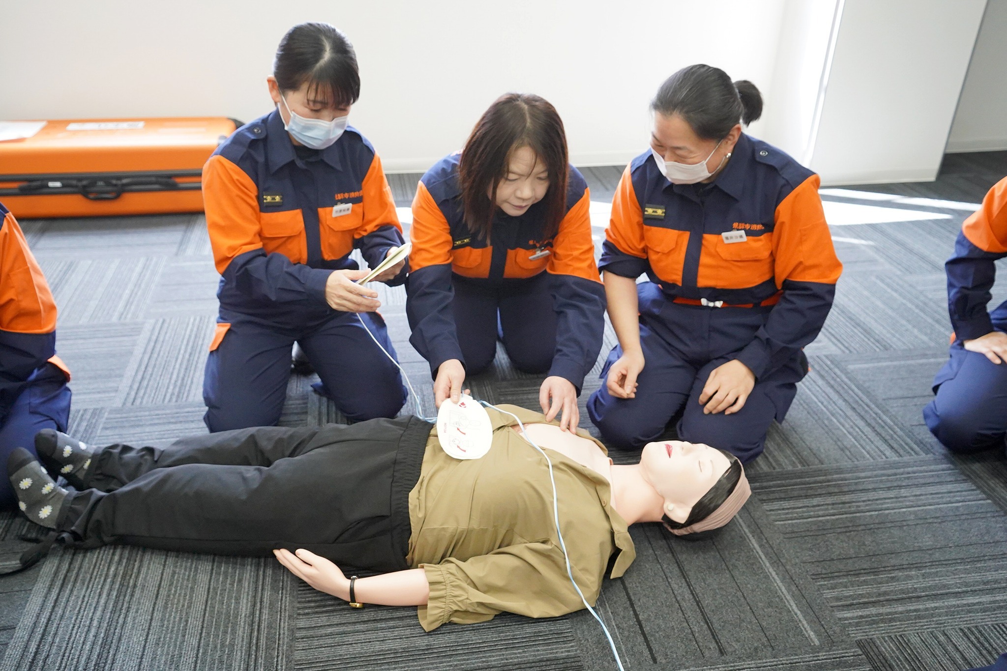 「女性」の心肺蘇生人形を使った救命講習を実施