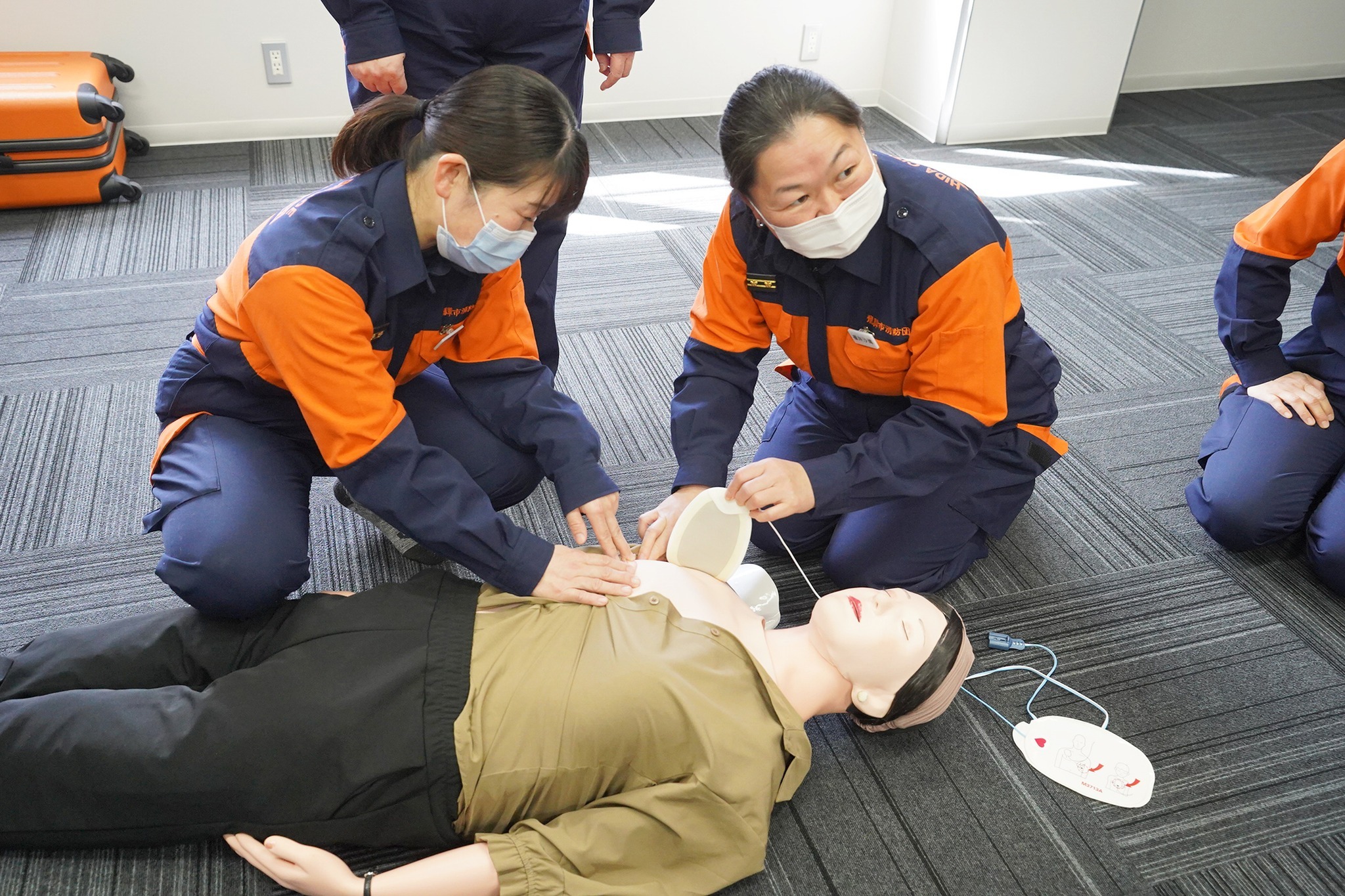 「女性」の心肺蘇生人形を使った救命講習を実施