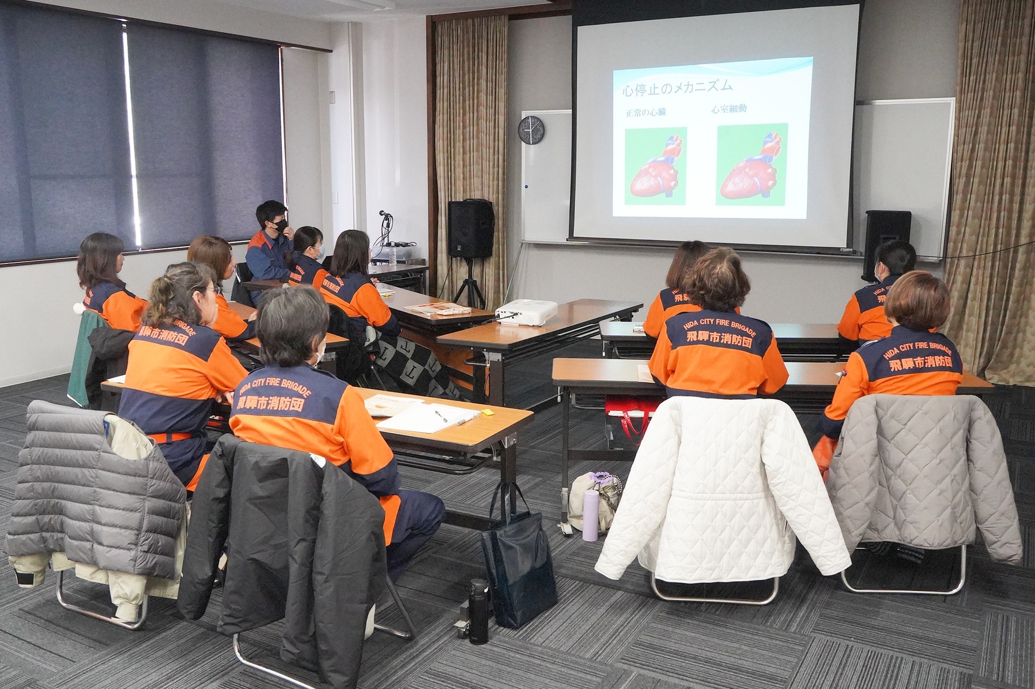 「女性」の心肺蘇生人形を使った救命講習を実施