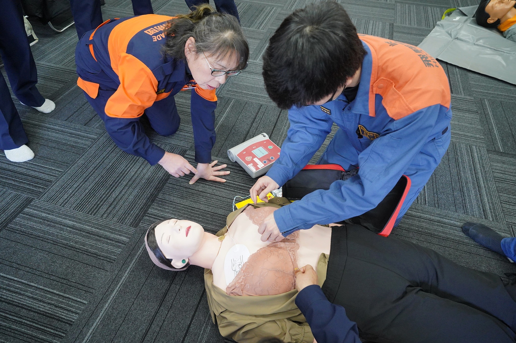 「女性」の心肺蘇生人形を使った救命講習を実施