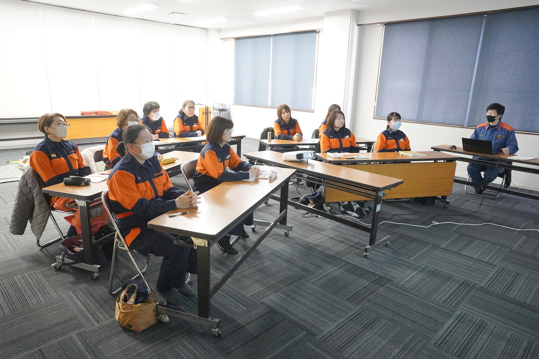 「女性」の心肺蘇生人形を使った救命講習を実施