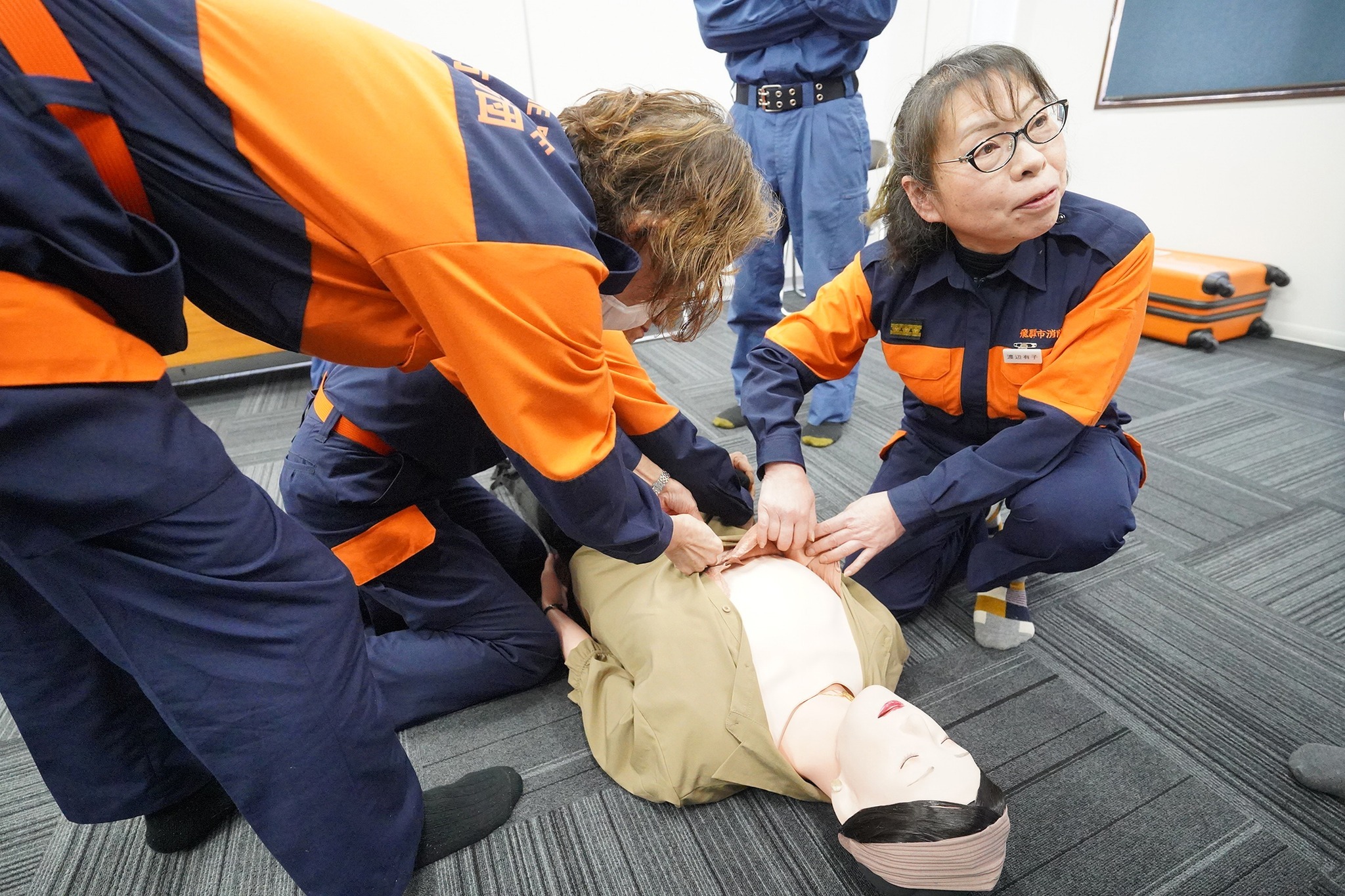 「女性」の心肺蘇生人形を使った救命講習を実施
