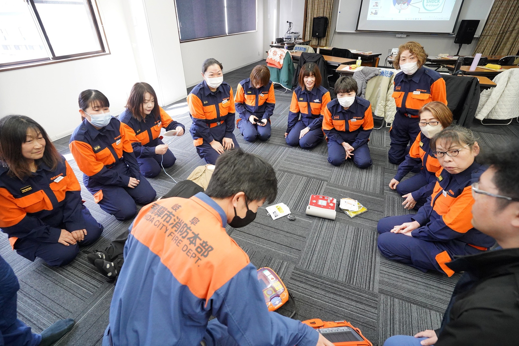 「女性」の心肺蘇生人形を使った救命講習を実施