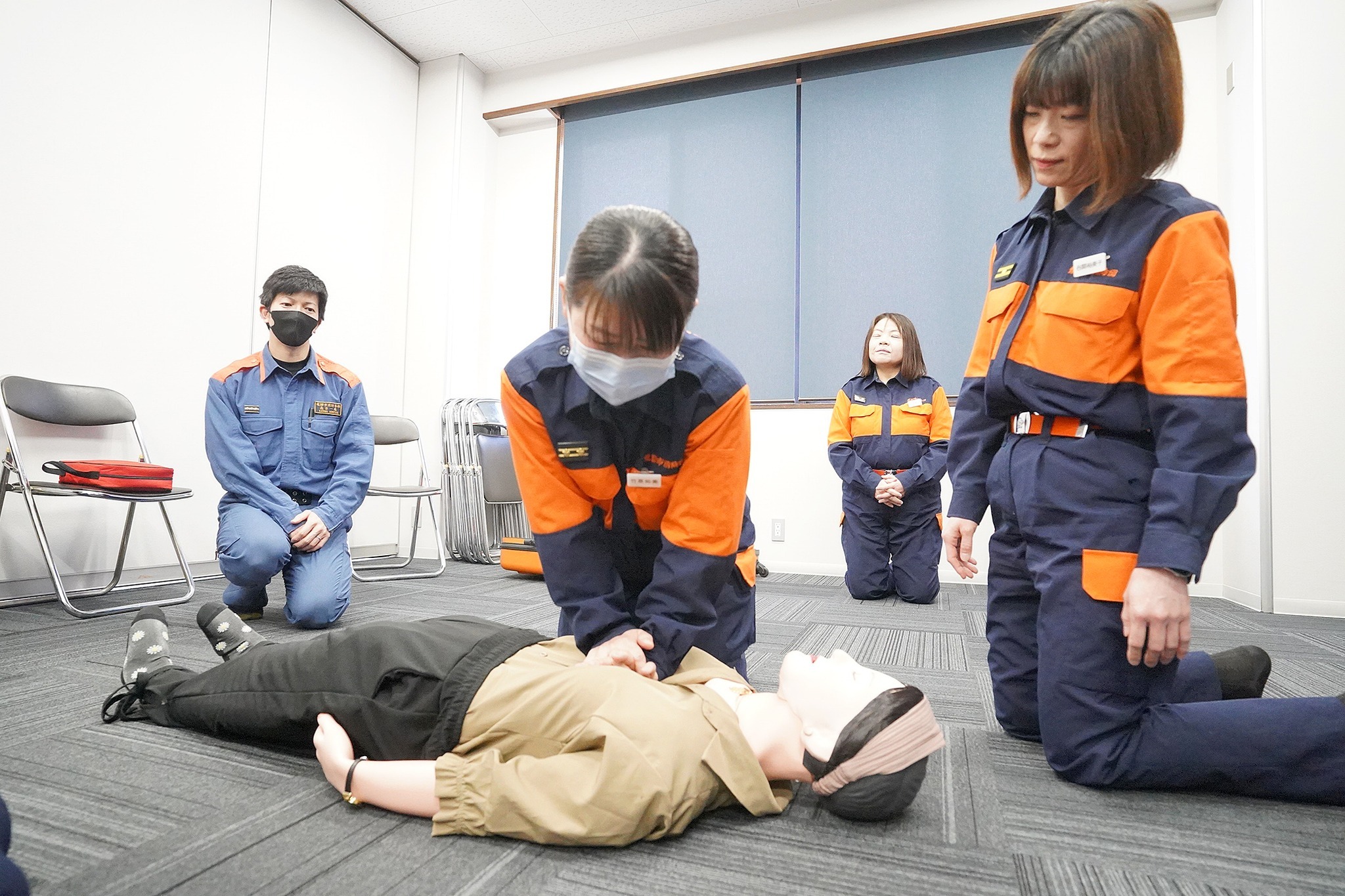 「女性」の心肺蘇生人形を使った救命講習を実施