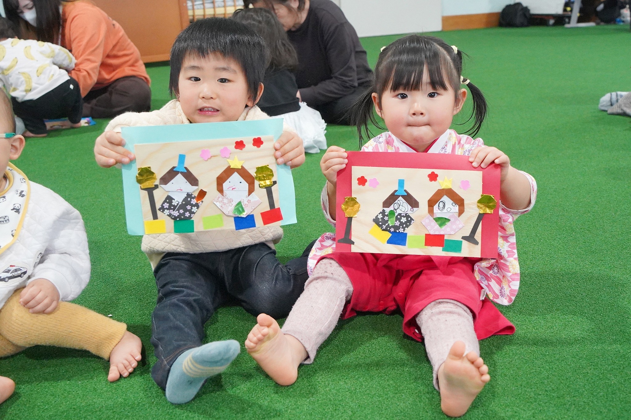 桃の節句にちなみ「おひな様」の折り紙飾りを親子で制作