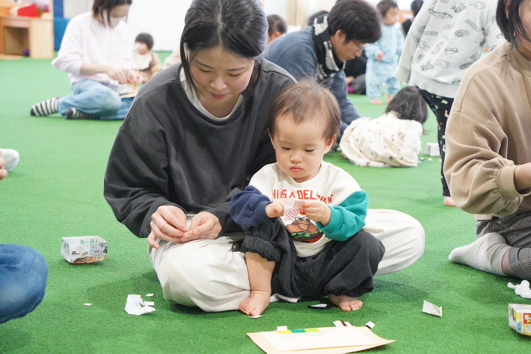 桃の節句にちなみ「おひな様」の折り紙飾りを親子で制作