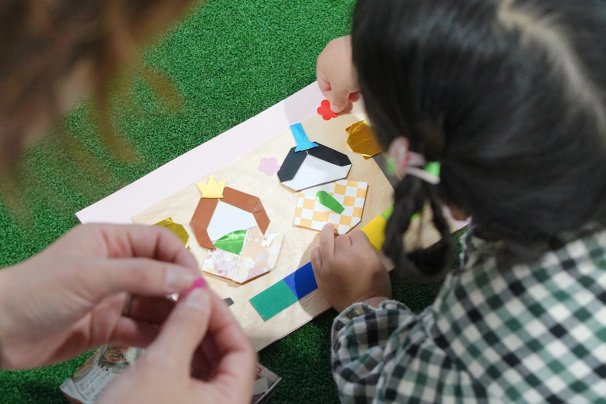 桃の節句にちなみ「おひな様」の折り紙飾りを親子で制作