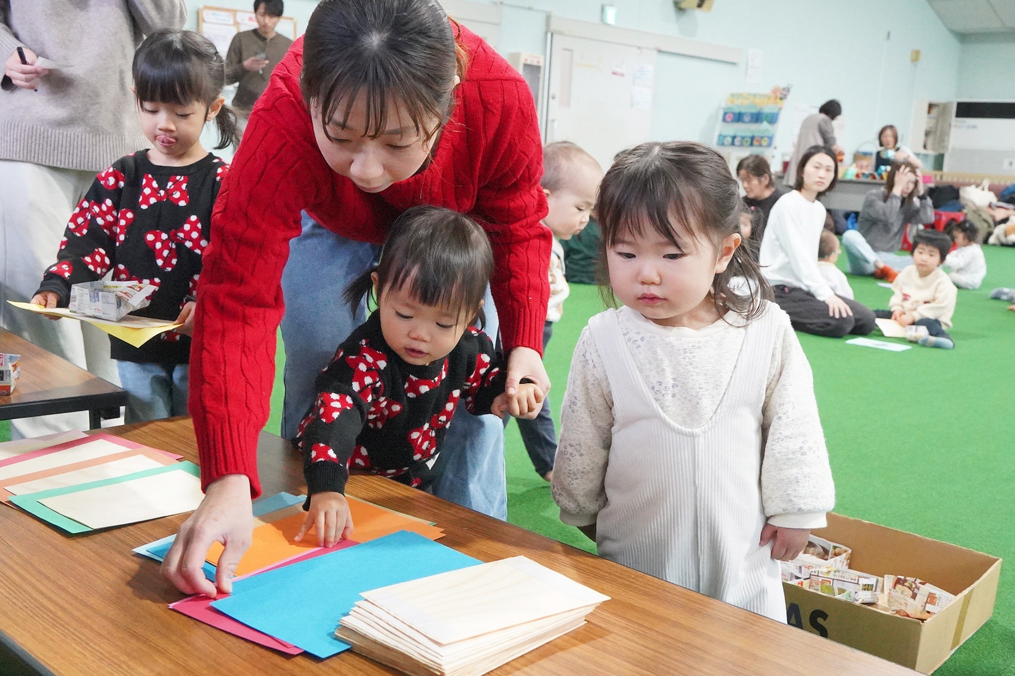 桃の節句にちなみ「おひな様」の折り紙飾りを親子で制作