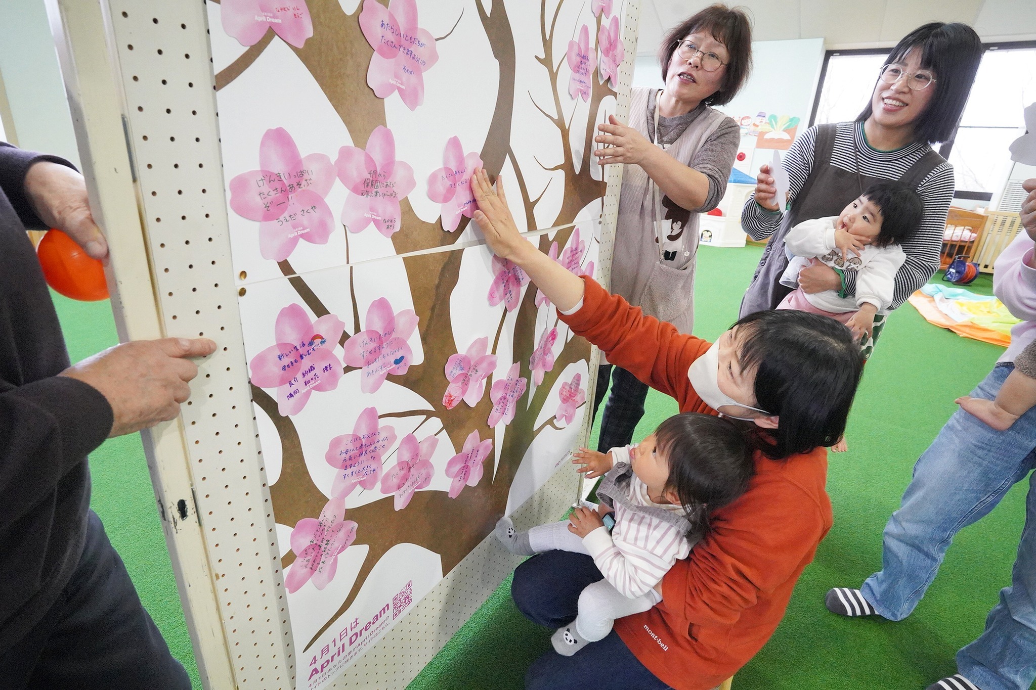 桃の節句にちなみ「おひな様」の折り紙飾りを親子で制作