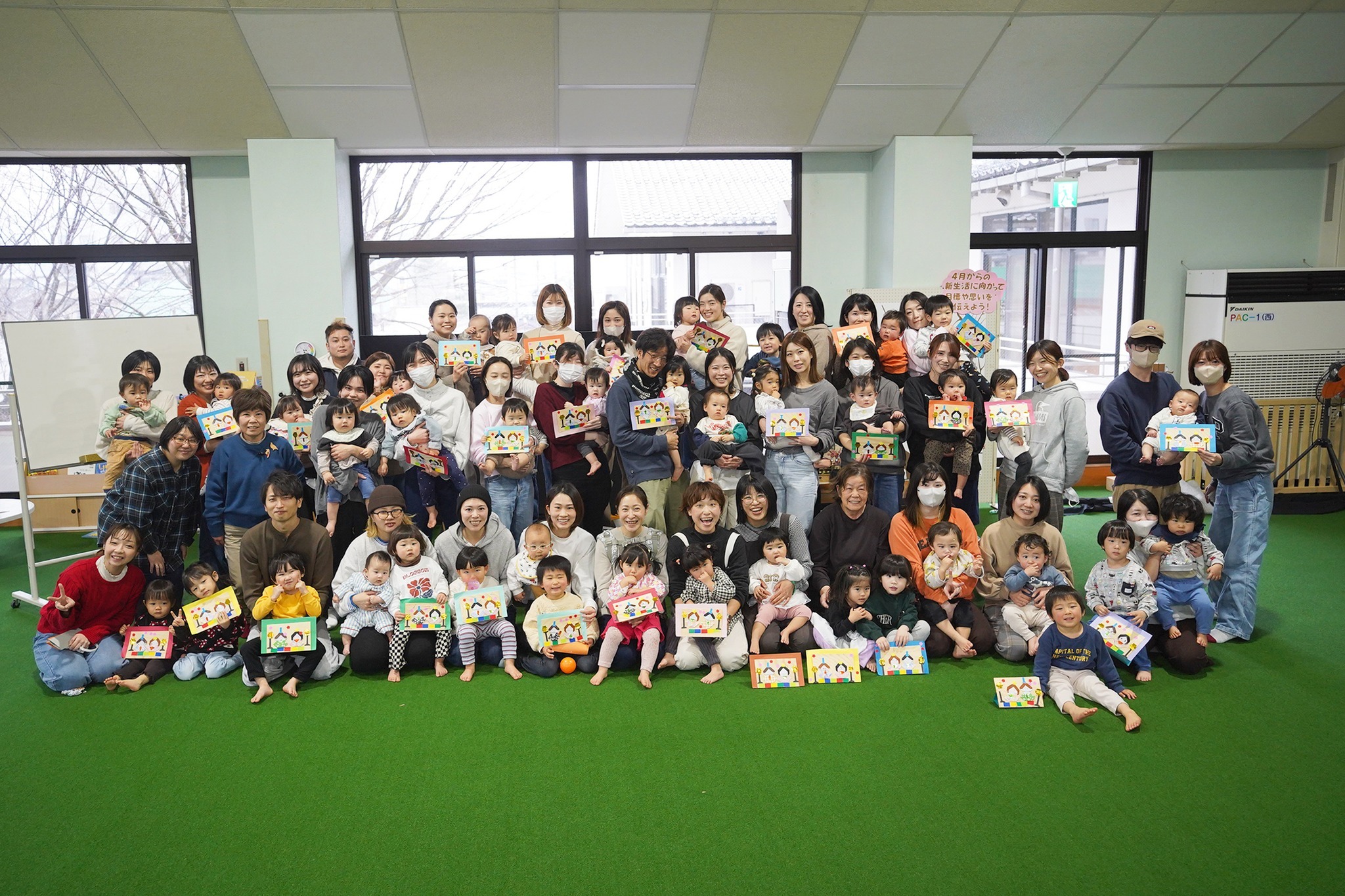 桃の節句にちなみ「おひな様」の折り紙飾りを親子で制作