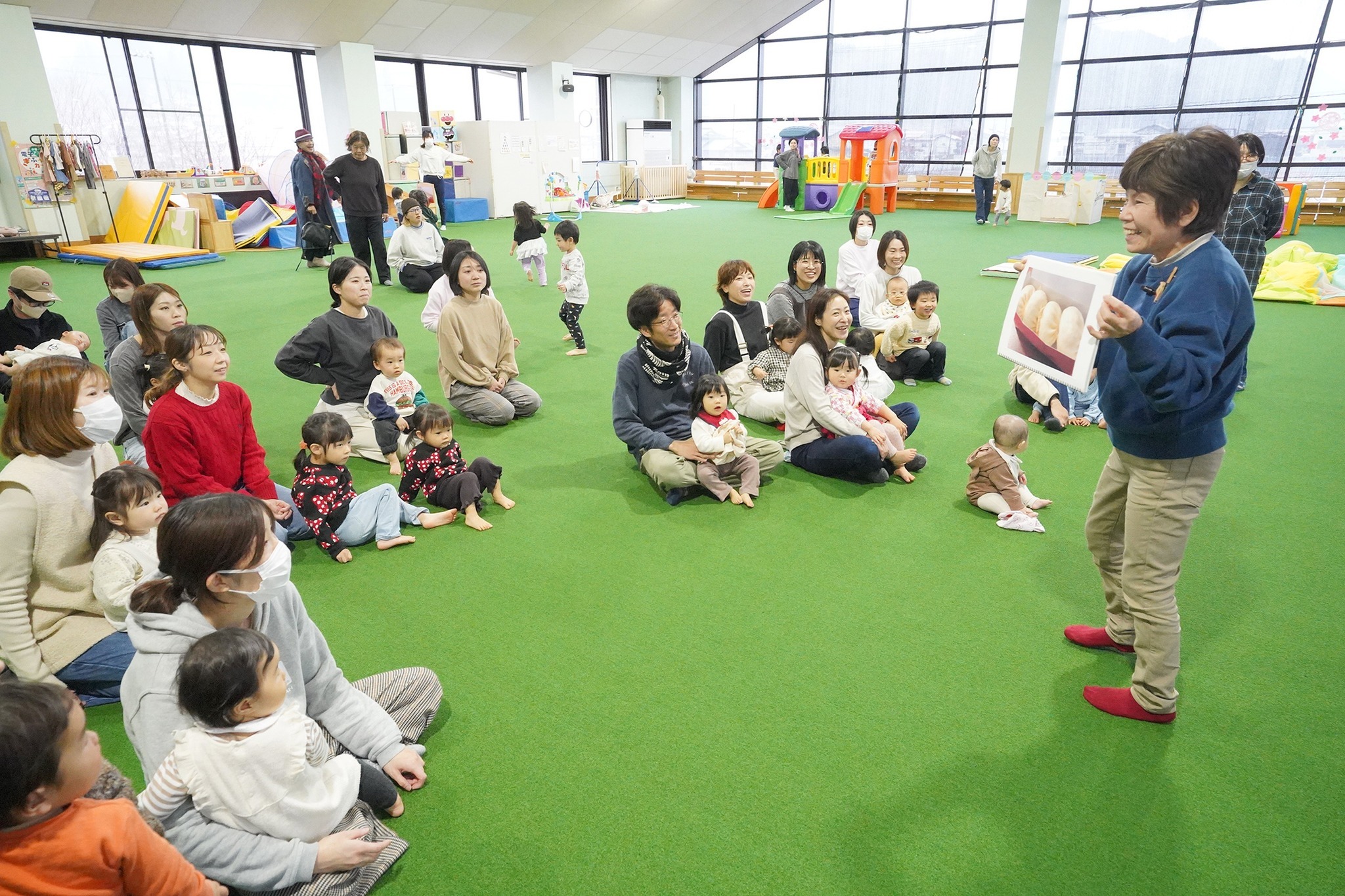 桃の節句にちなみ「おひな様」の折り紙飾りを親子で制作