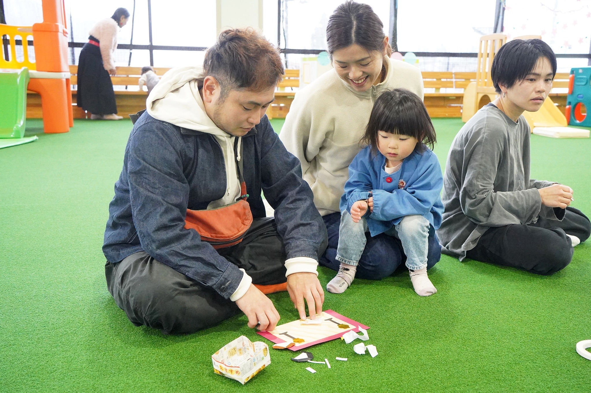 桃の節句にちなみ「おひな様」の折り紙飾りを親子で制作