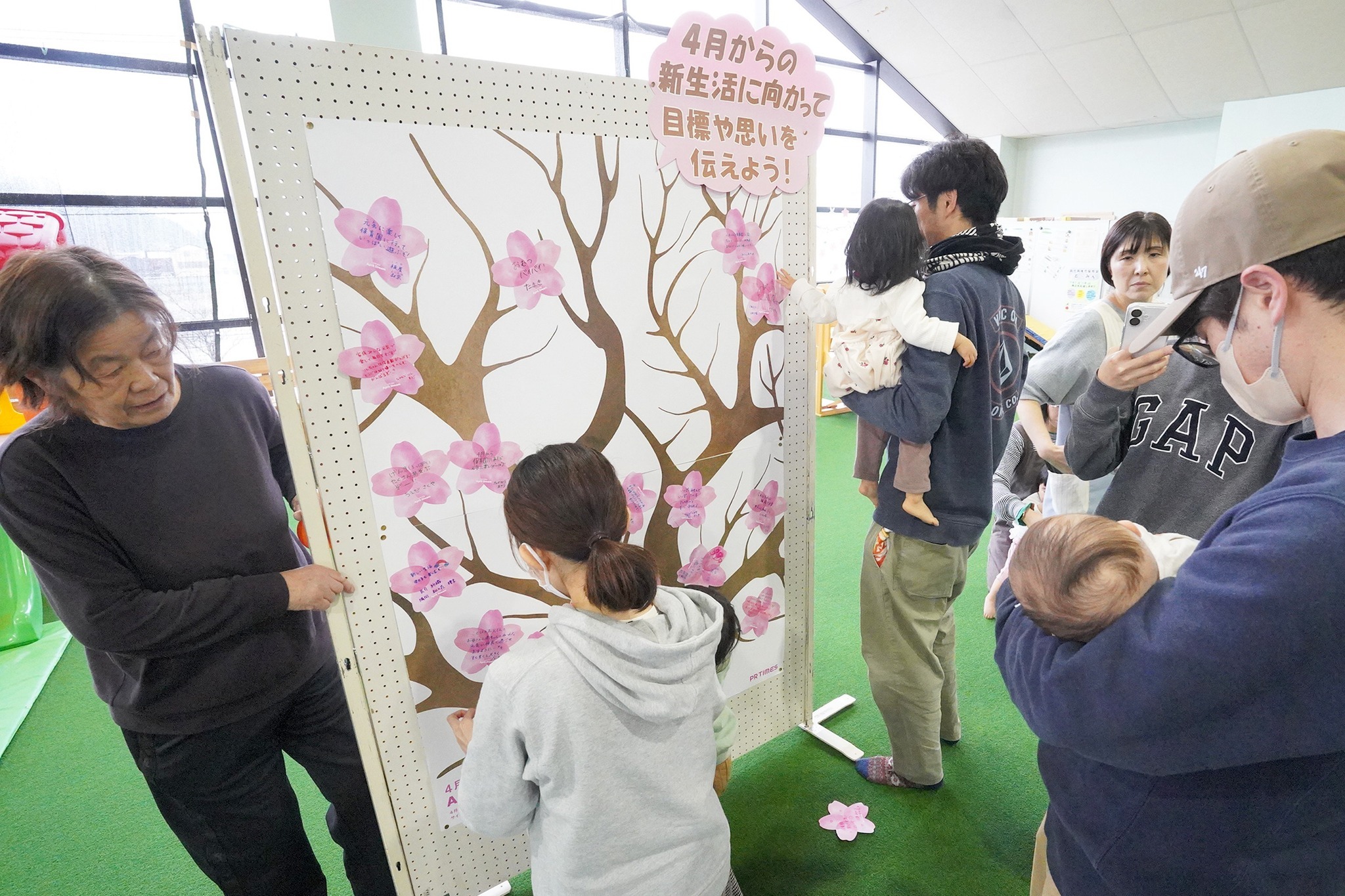 桃の節句にちなみ「おひな様」の折り紙飾りを親子で制作