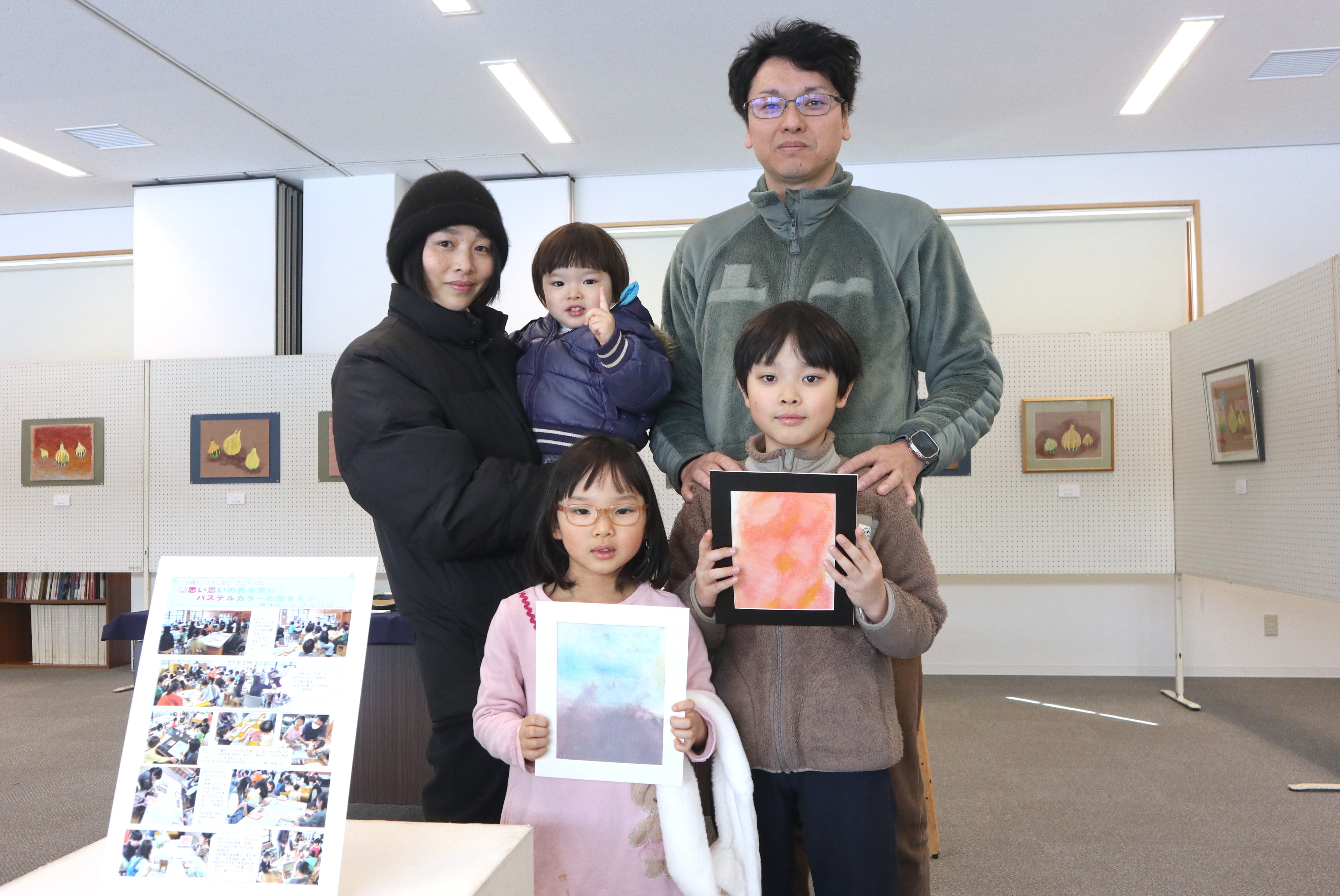 美術教室受講生や市内小中学校の生徒児童による作品展を開催
