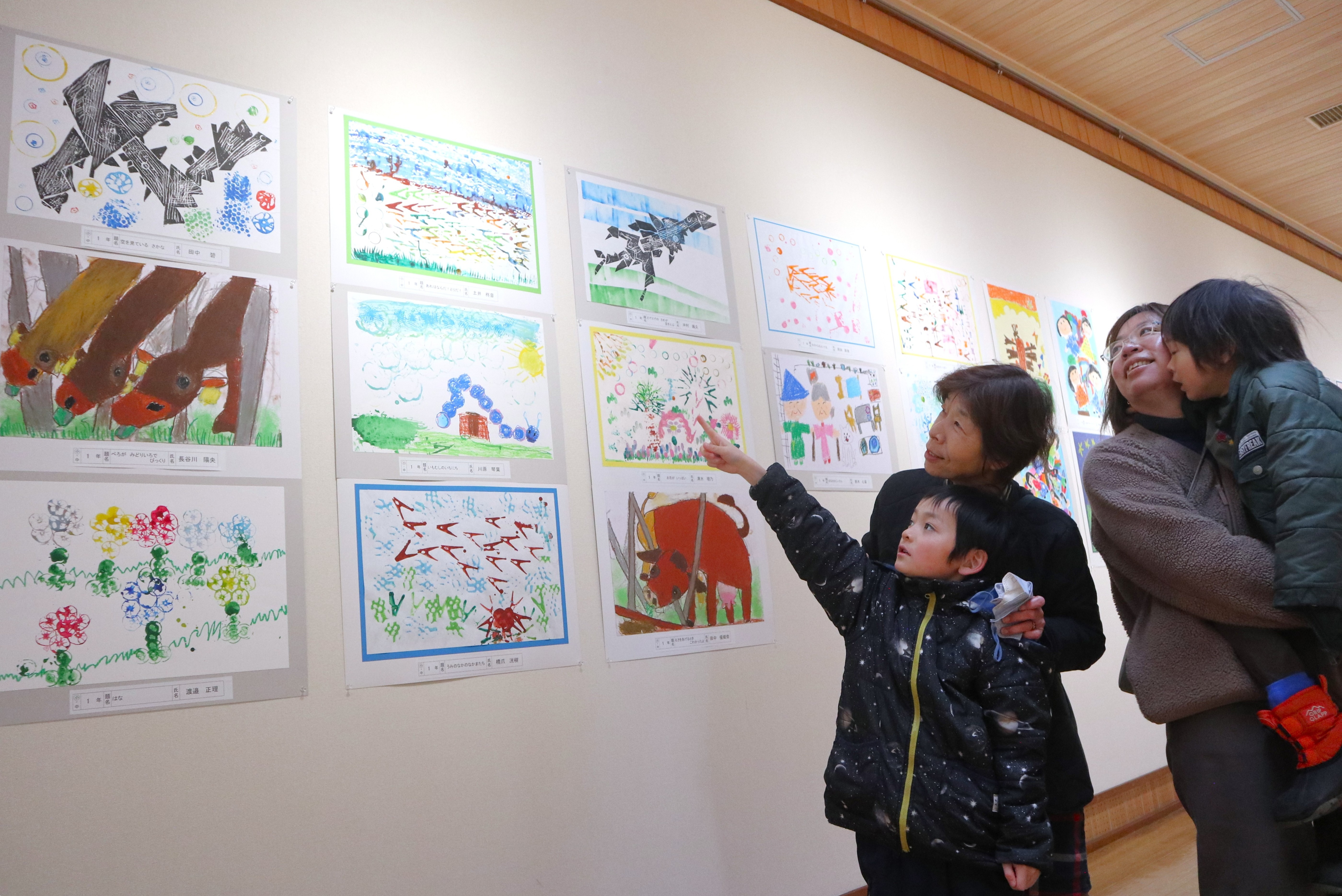 美術教室受講生や市内小中学校の生徒児童による作品展を開催