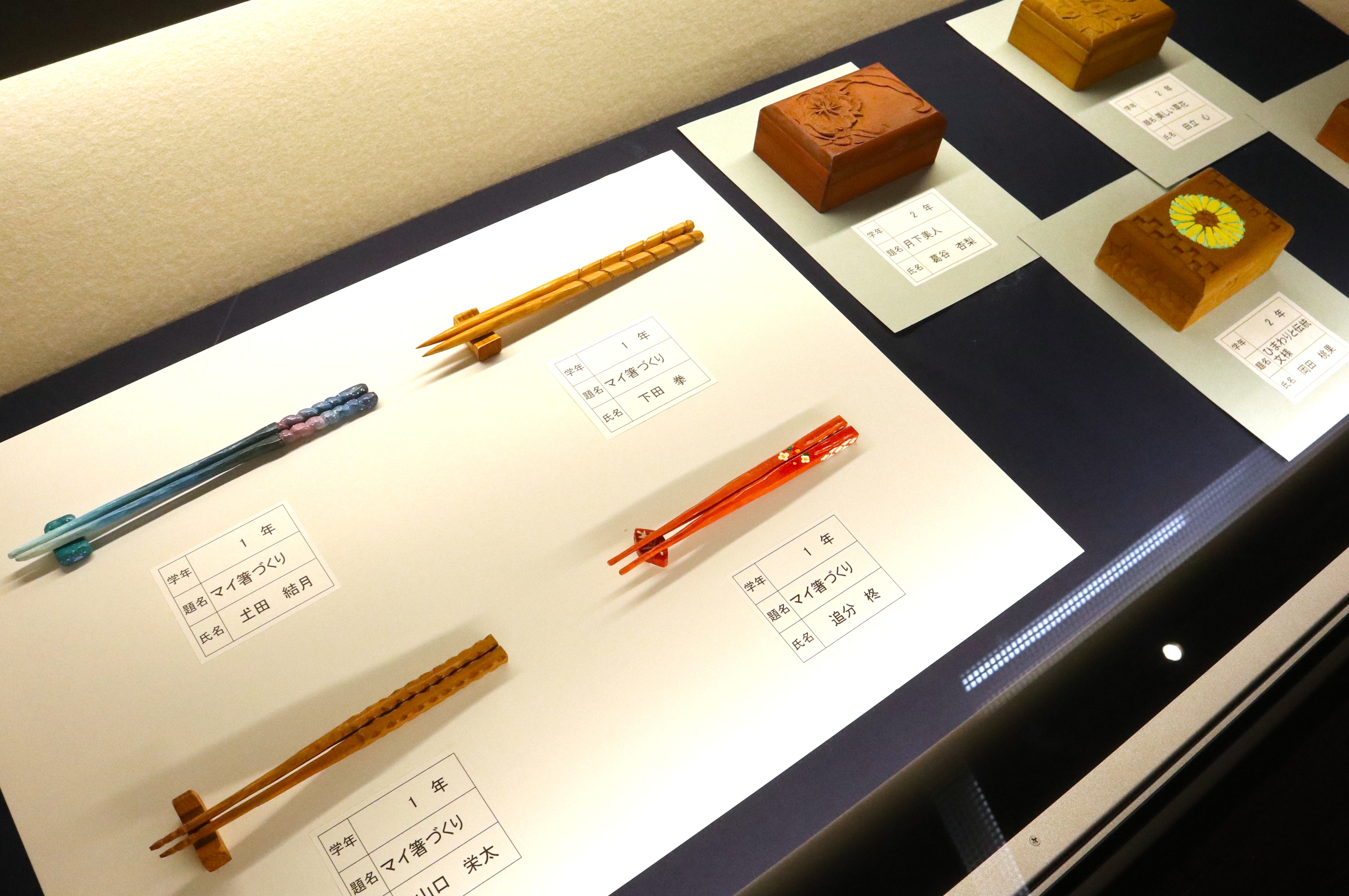 美術教室受講生や市内小中学校の生徒児童による作品展を開催