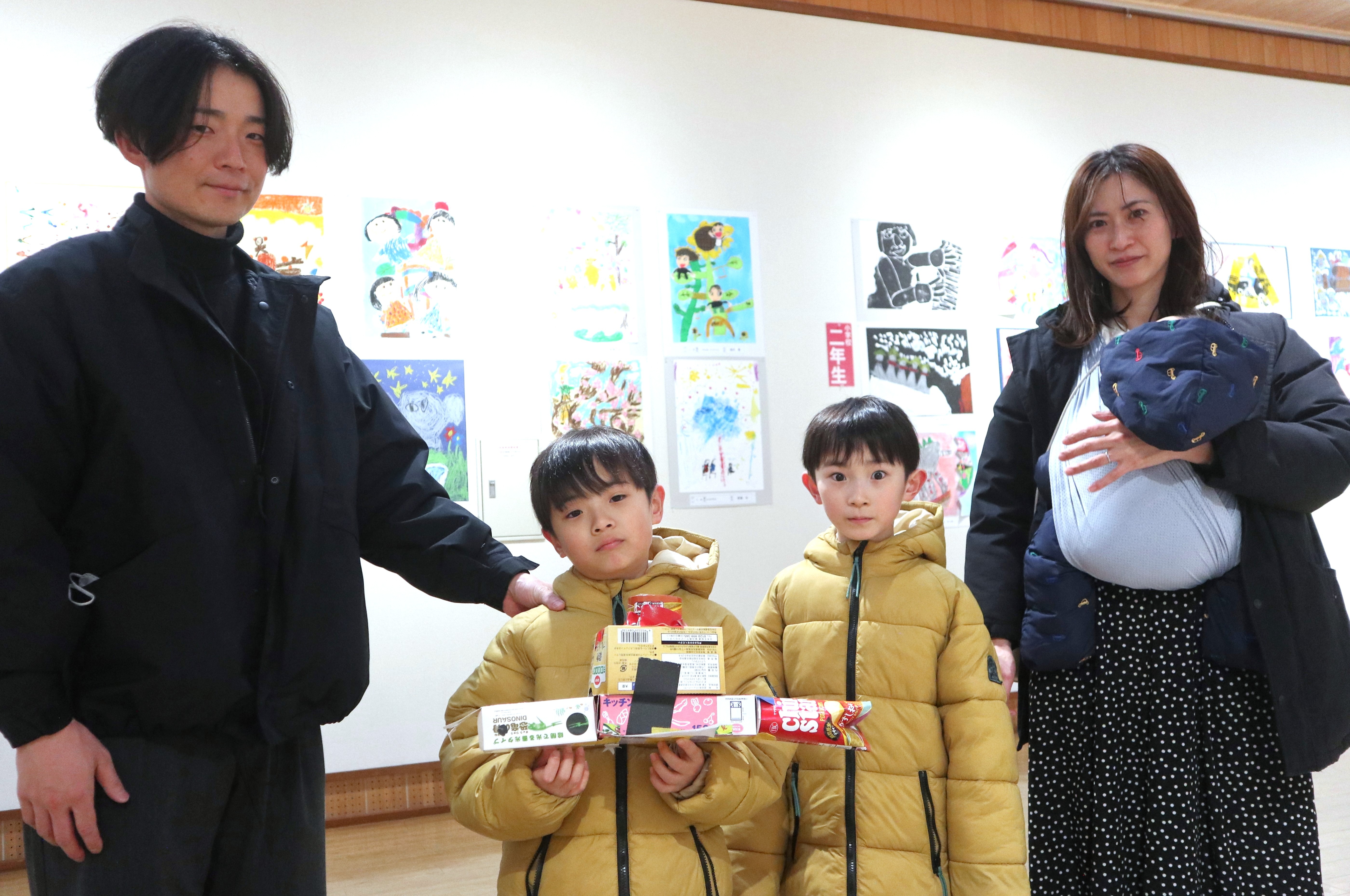 美術教室受講生や市内小中学校の生徒児童による作品展を開催