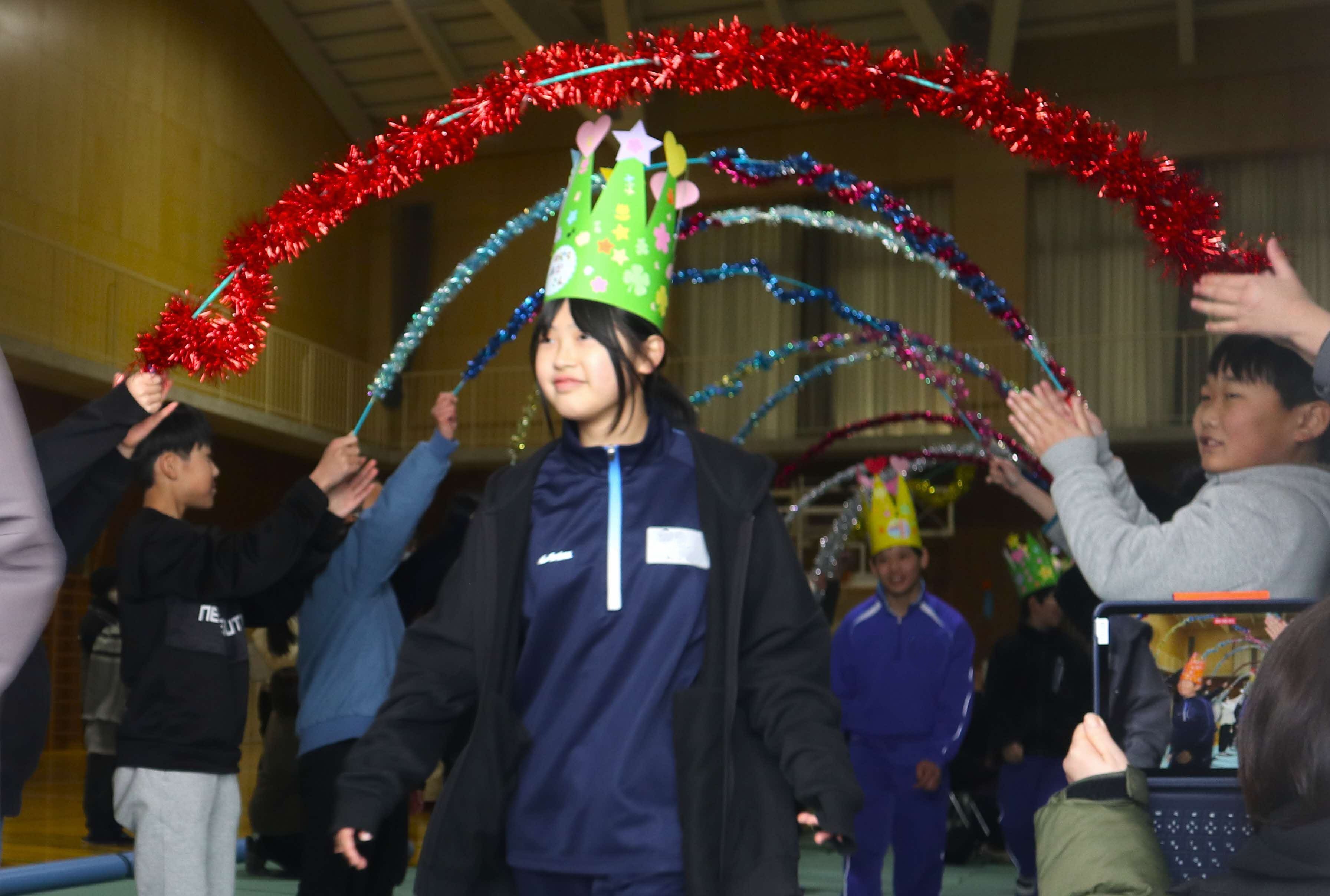 古川西小で「6年生を送る会」～渡邉稔校長自作の『はなむけの唄』も