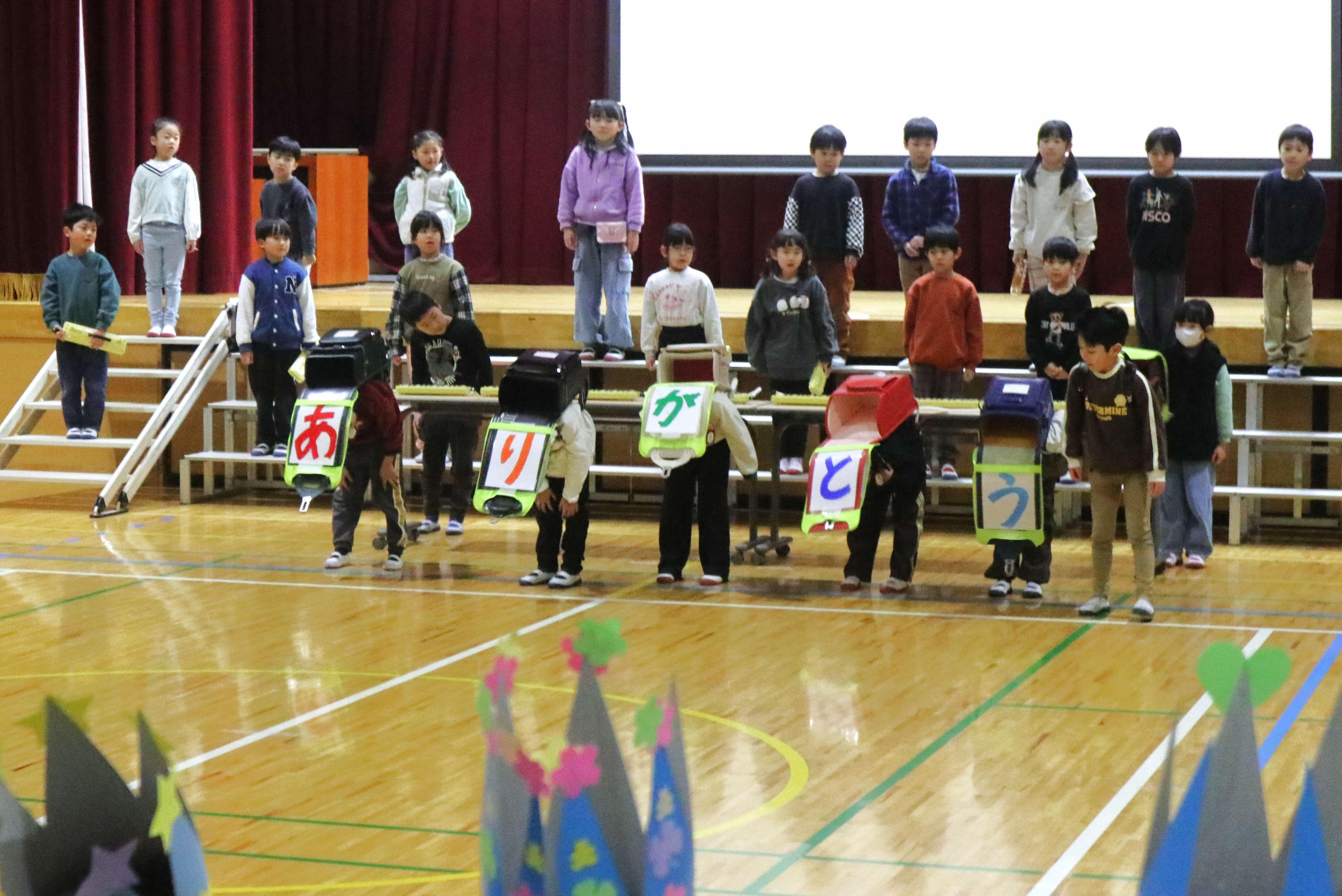 古川西小で「6年生を送る会」～渡邉稔校長自作の『はなむけの唄』も