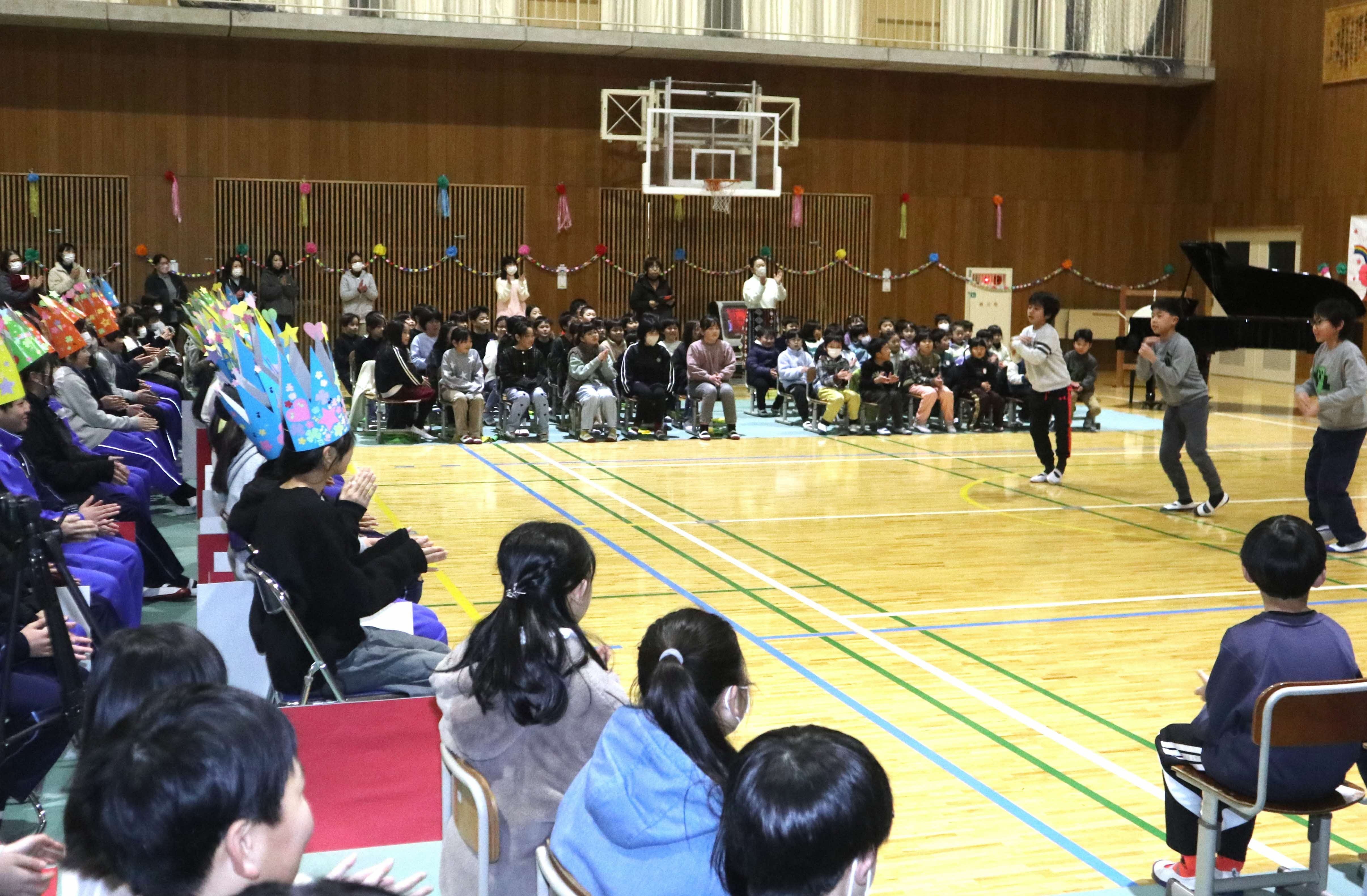 古川西小で「6年生を送る会」～渡邉稔校長自作の『はなむけの唄』も