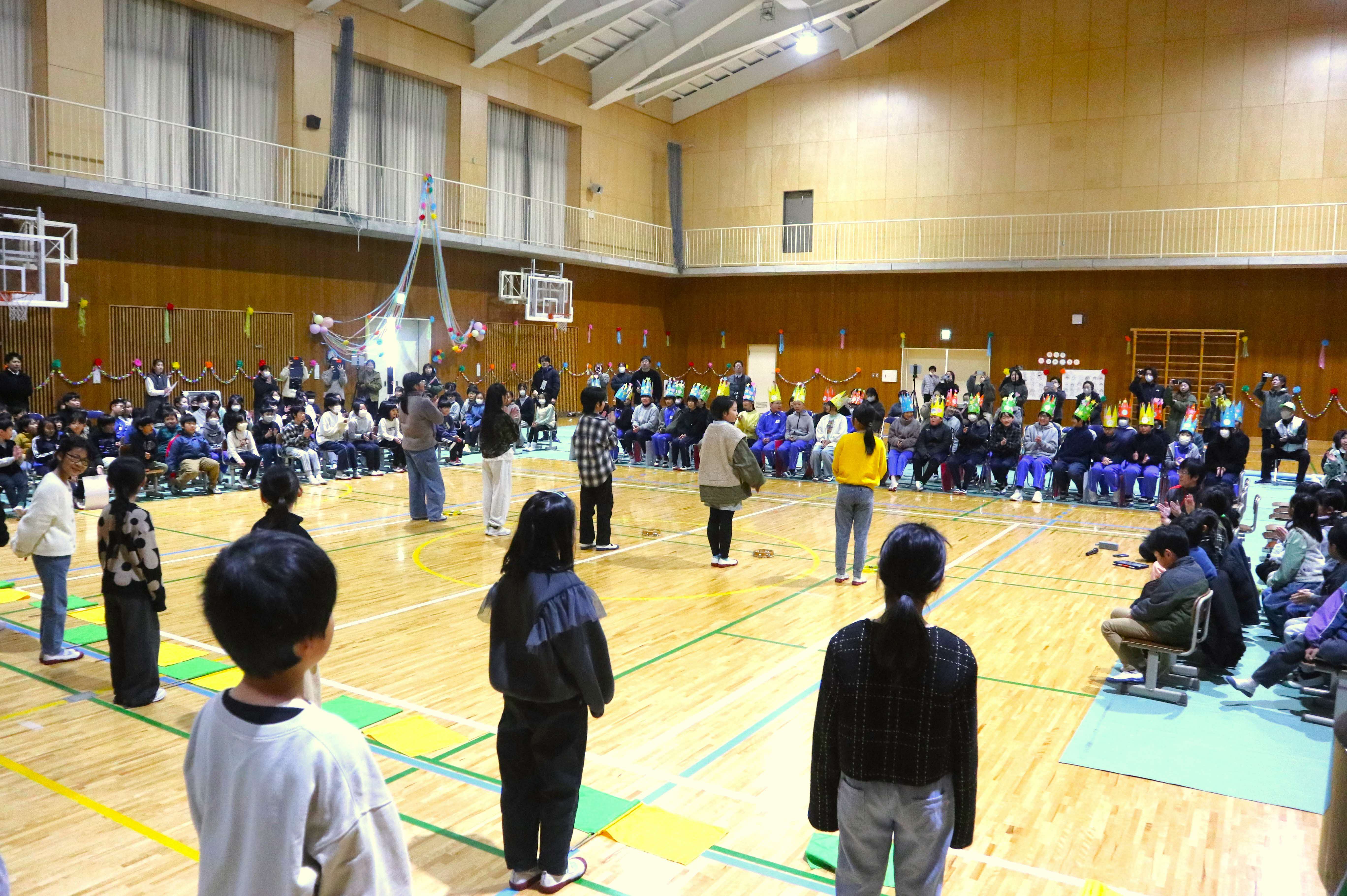 古川西小で「6年生を送る会」～渡邉稔校長自作の『はなむけの唄』も