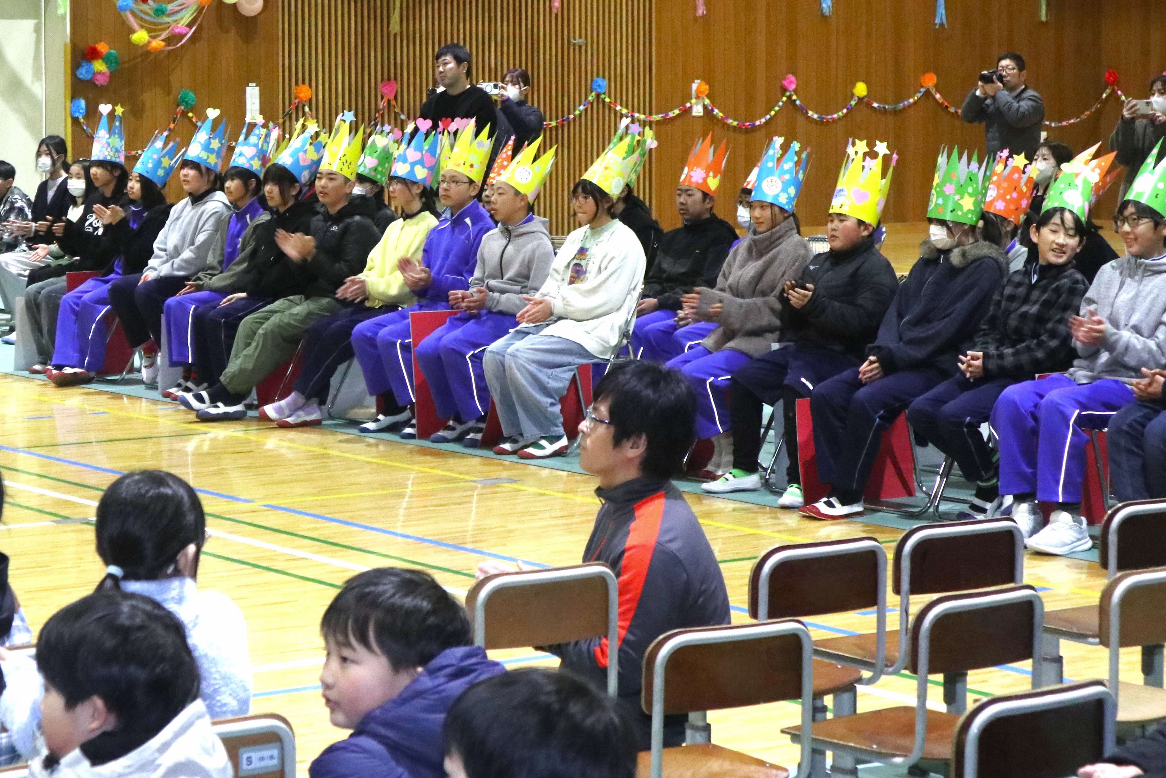 古川西小で「6年生を送る会」～渡邉稔校長自作の『はなむけの唄』も