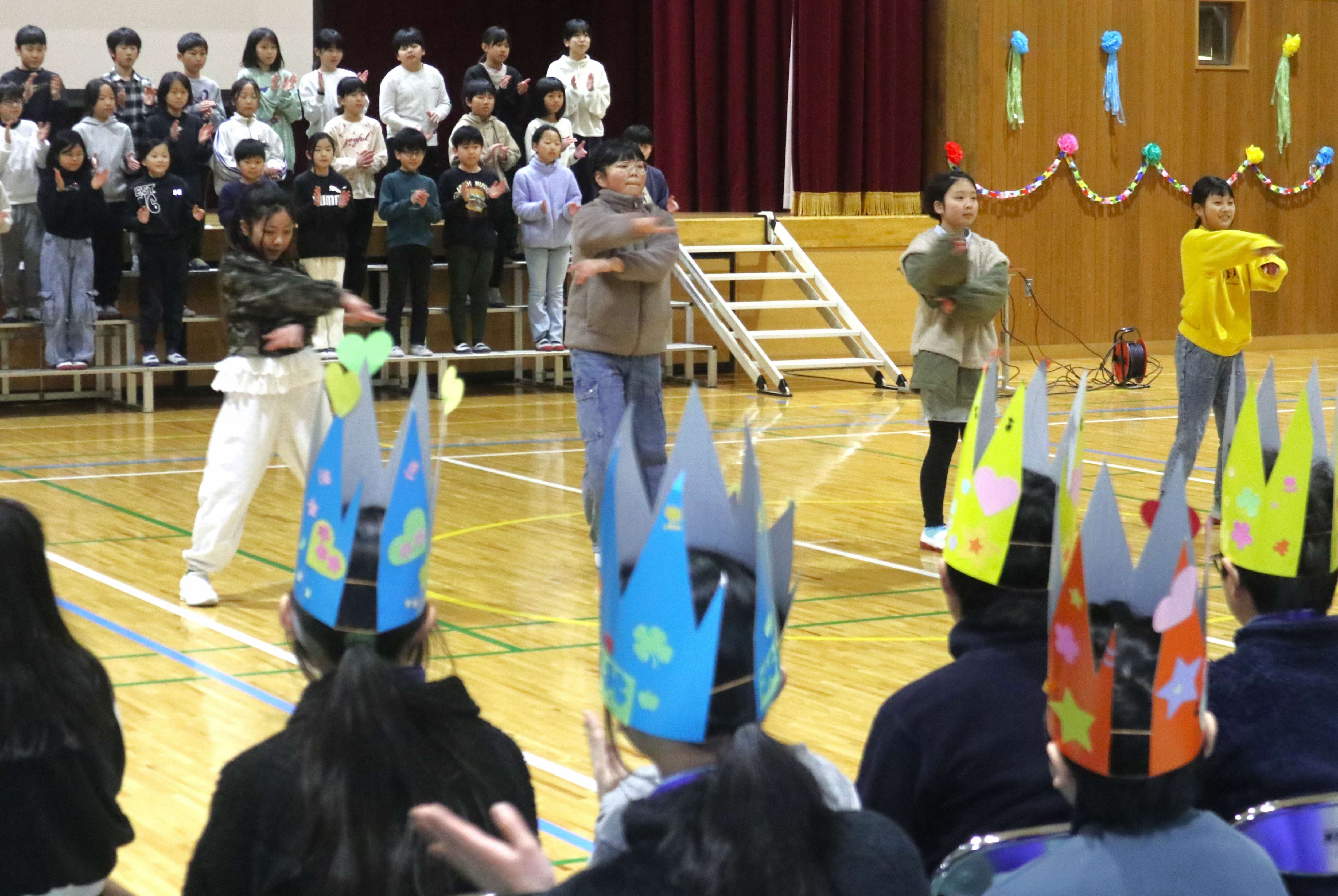 古川西小で「6年生を送る会」～渡邉稔校長自作の『はなむけの唄』も