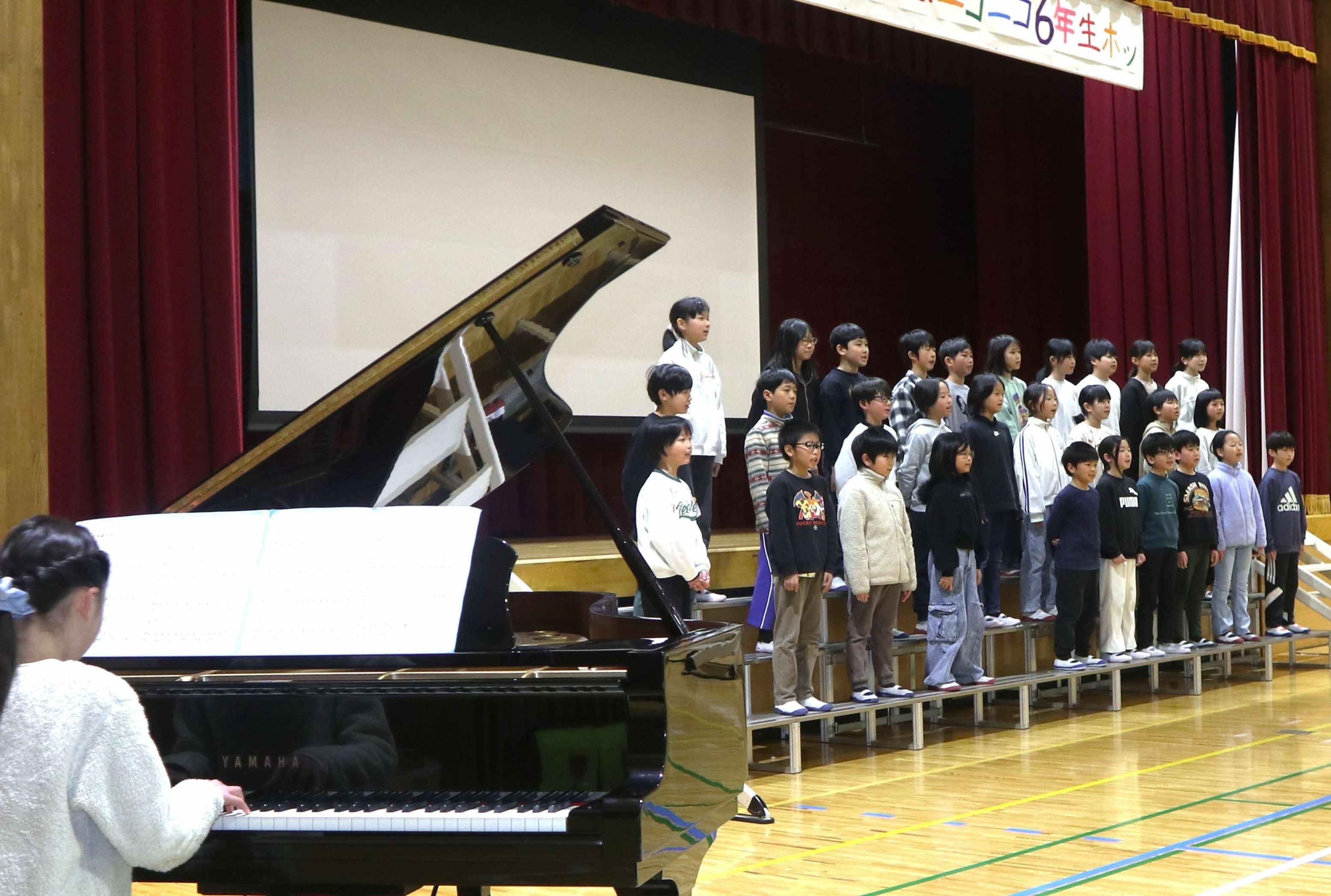 古川西小で「6年生を送る会」～渡邉稔校長自作の『はなむけの唄』も