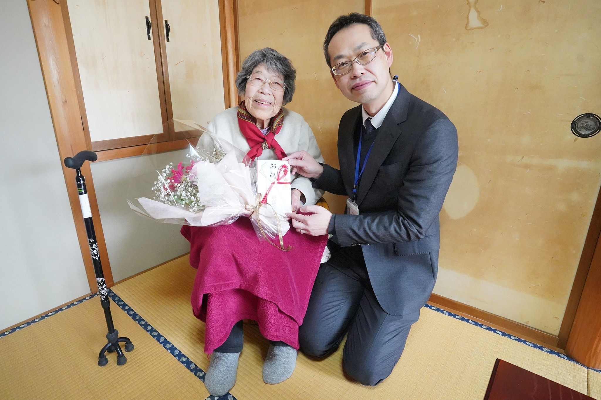 100歳を迎えた古川町の荒井よし子さんをお祝いしました