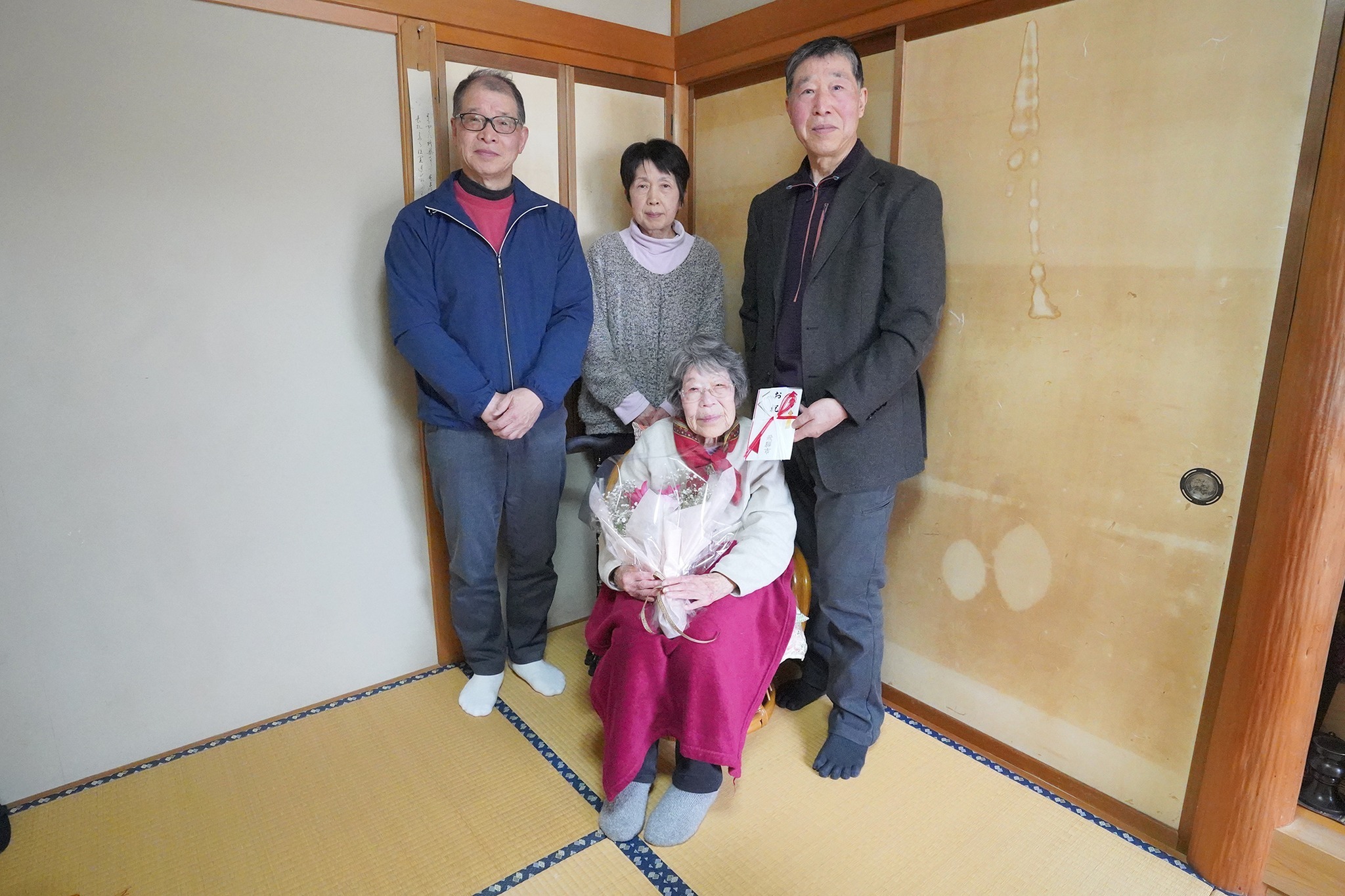 100歳を迎えた古川町の荒井よし子さんをお祝いしました