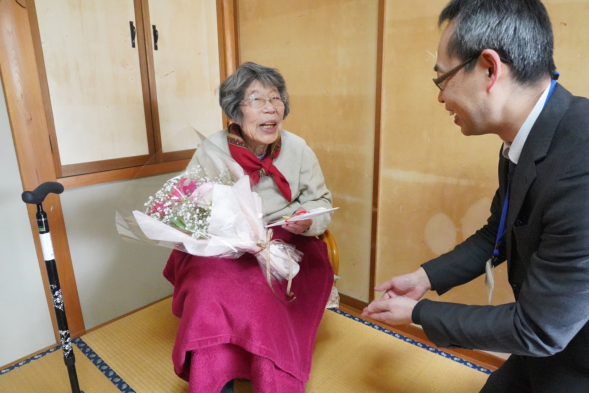 100歳を迎えた古川町の荒井よし子さんをお祝いしました