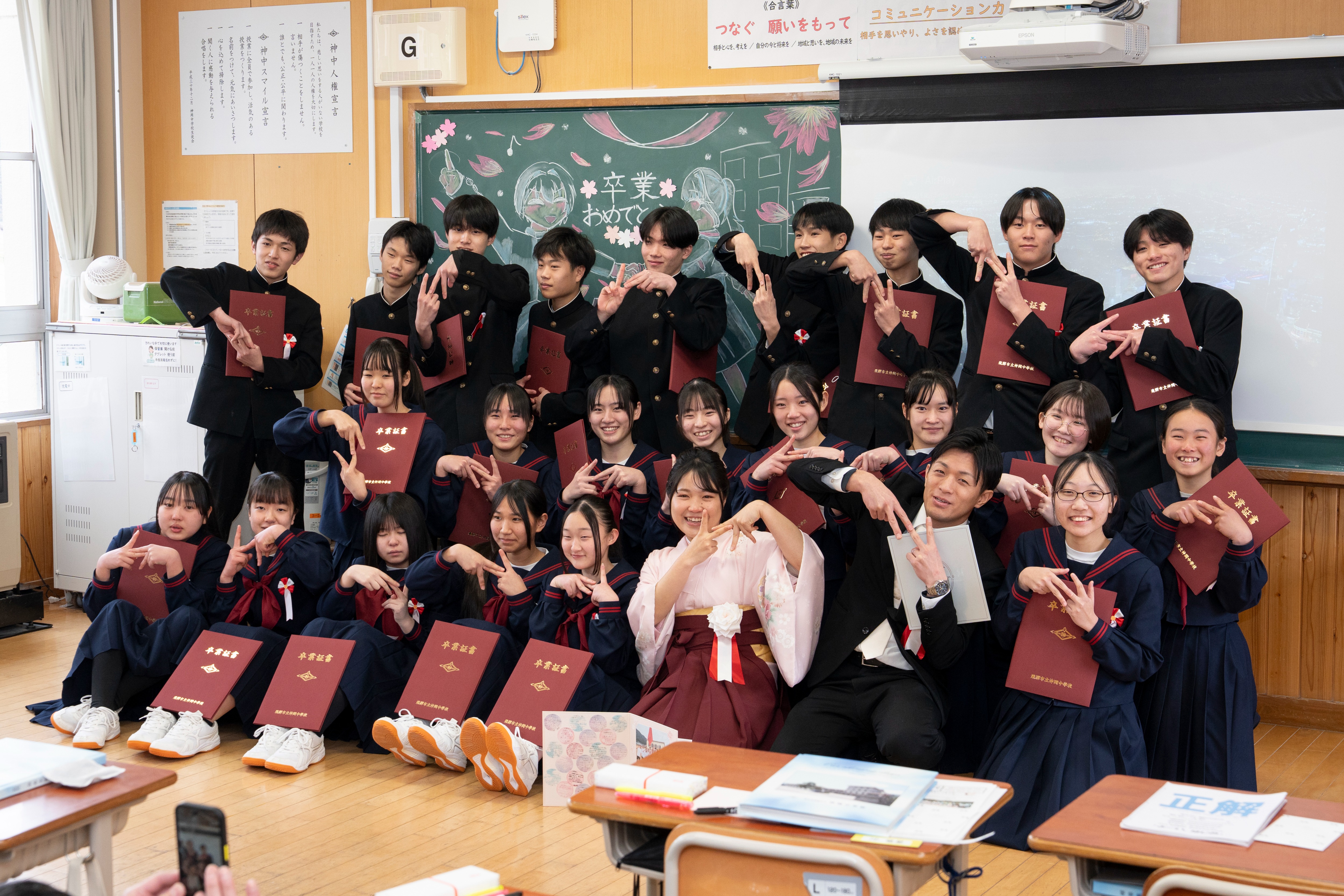 神岡中3年生 学級解散式で家族に手紙を手渡しました