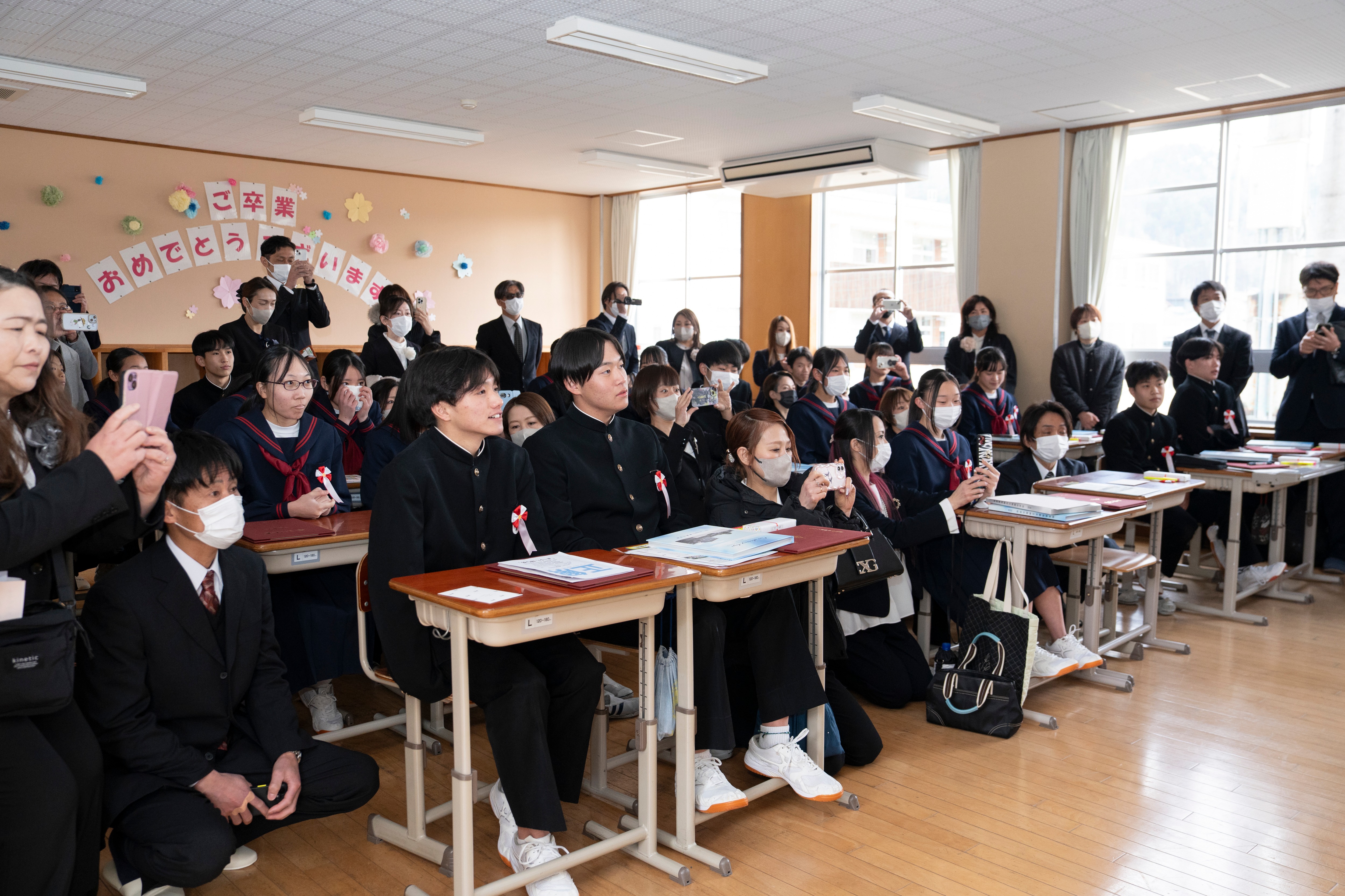 神岡中3年生 学級解散式で家族に手紙を手渡しました