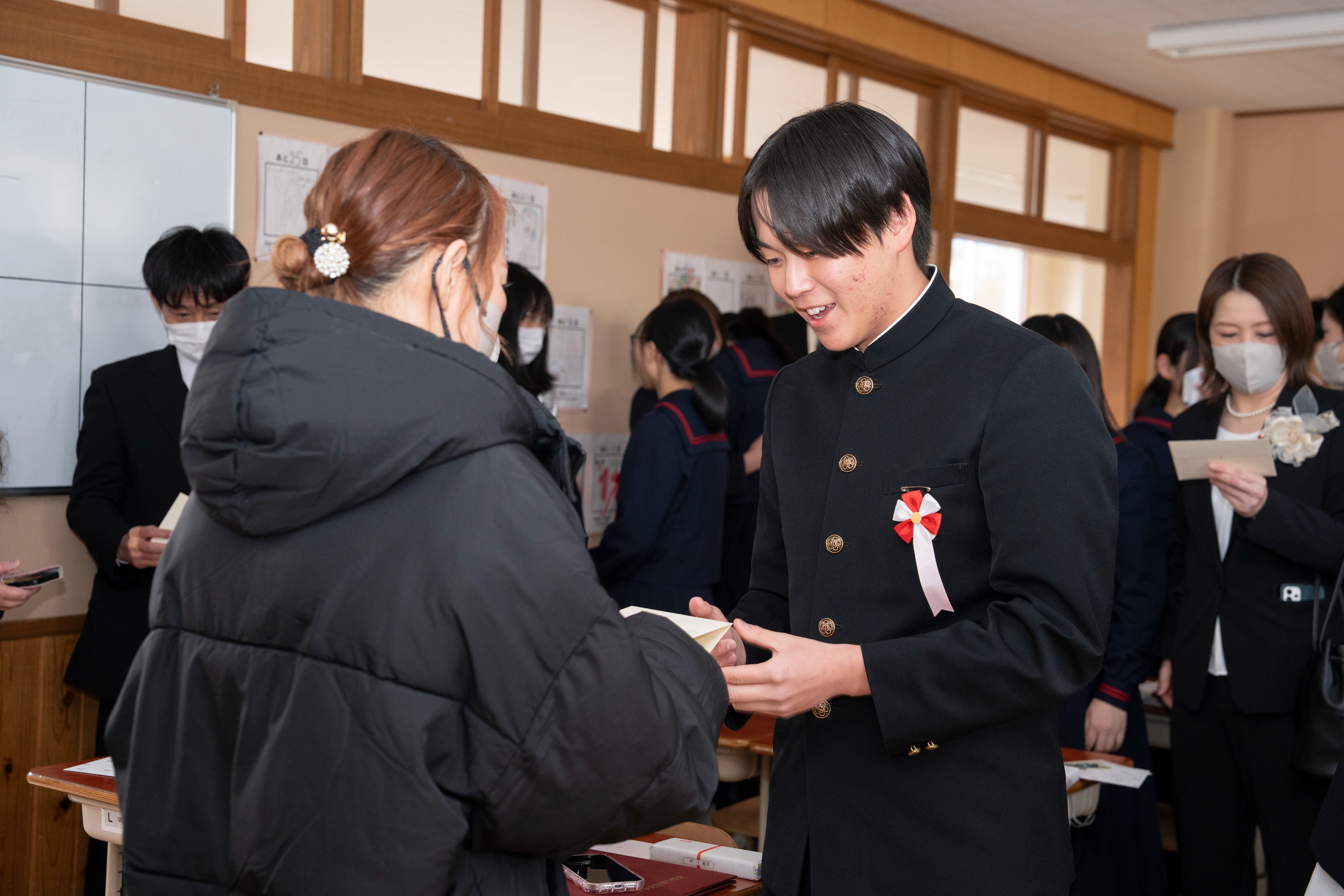 神岡中3年生 学級解散式で家族に手紙を手渡しました