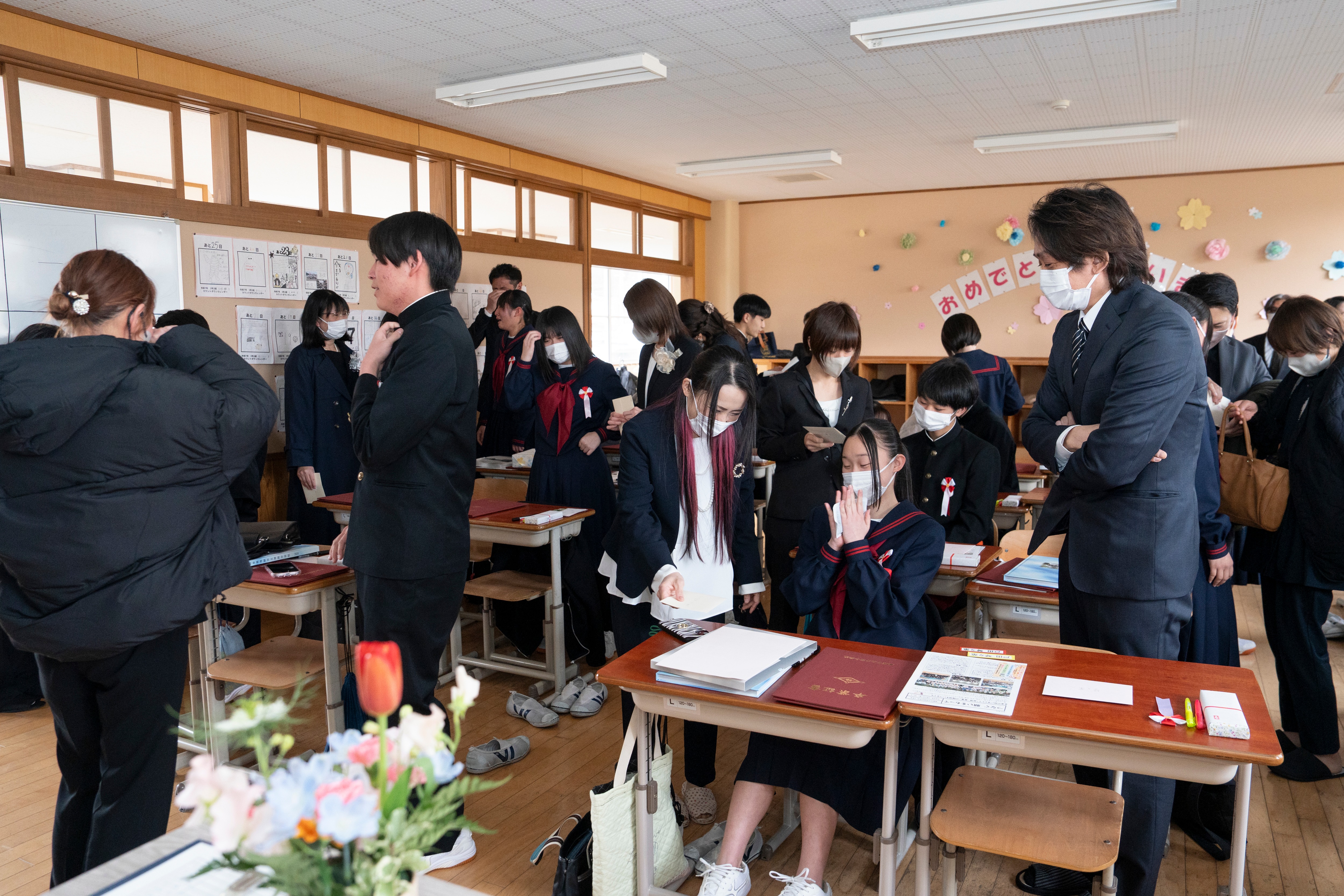 神岡中3年生 学級解散式で家族に手紙を手渡しました
