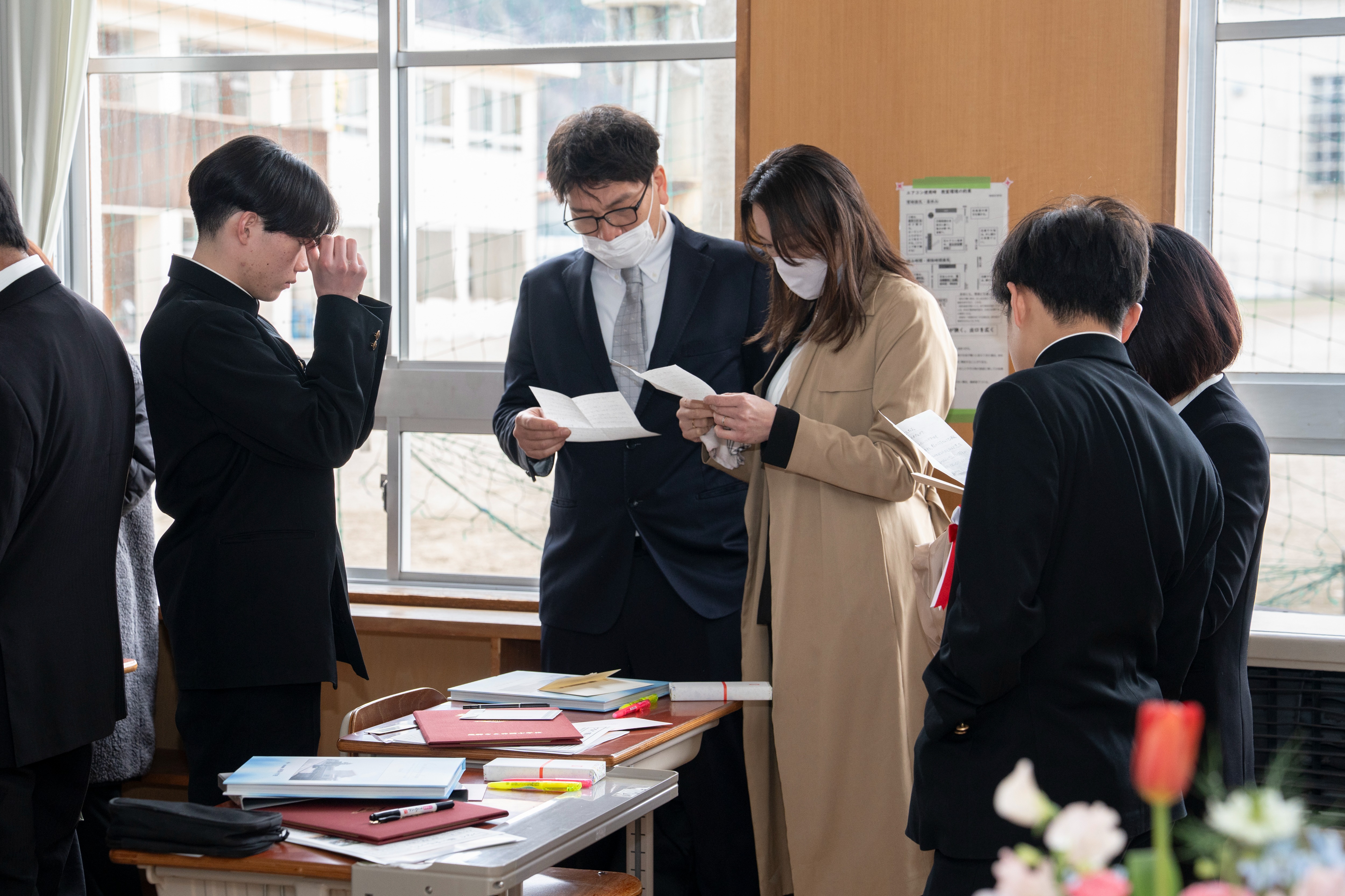 神岡中3年生 学級解散式で家族に手紙を手渡しました