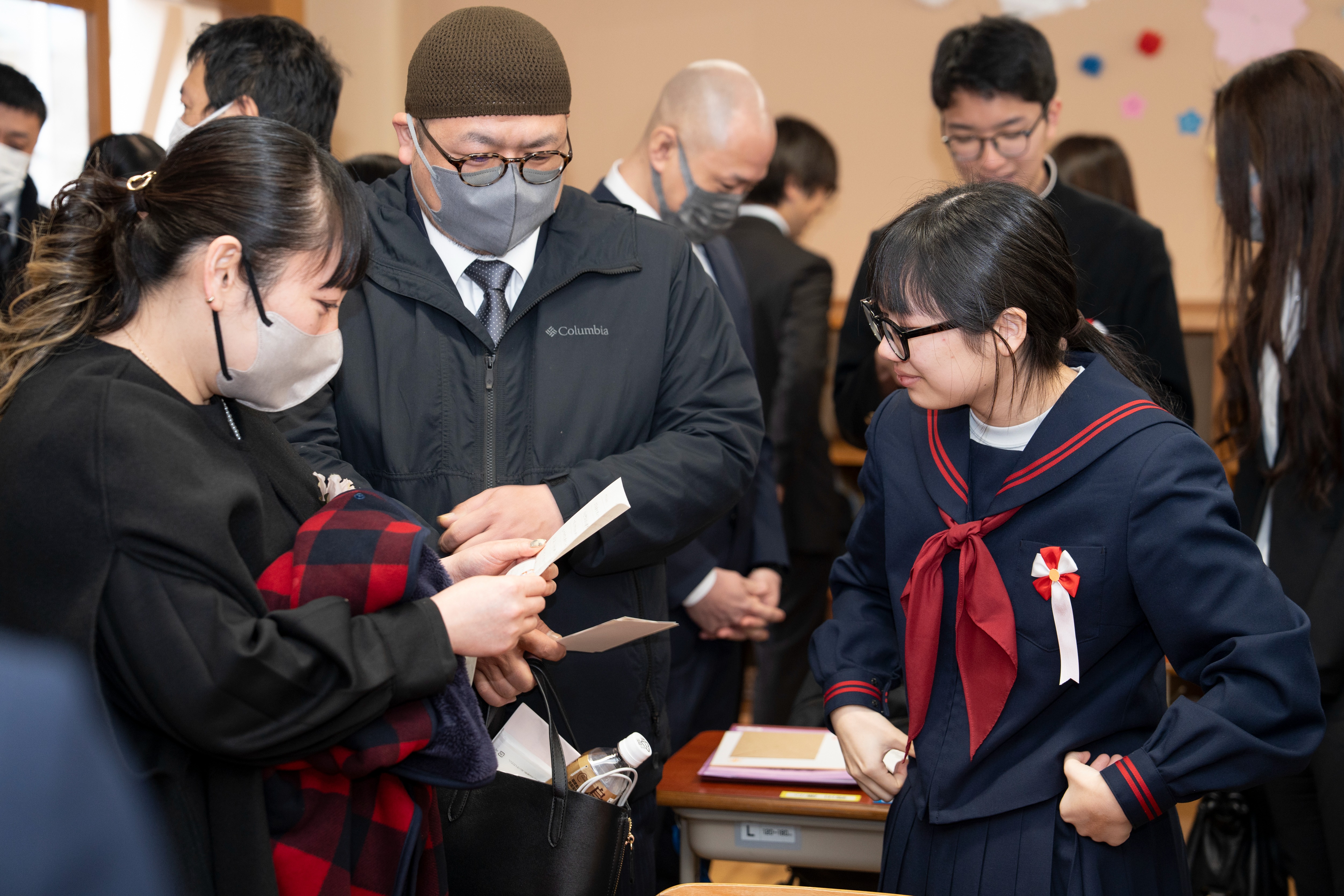 神岡中3年生 学級解散式で家族に手紙を手渡しました