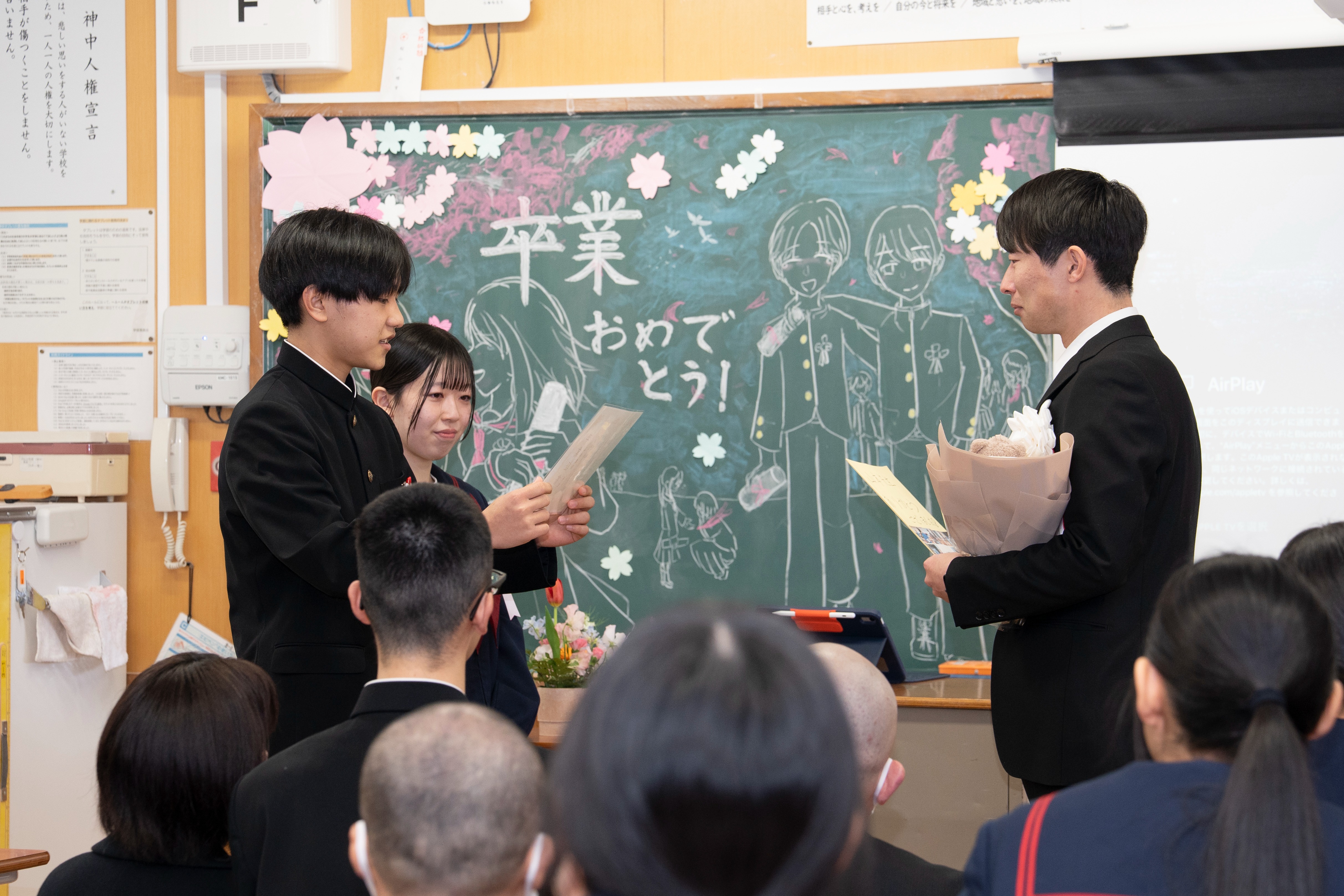 神岡中3年生 学級解散式で家族に手紙を手渡しました